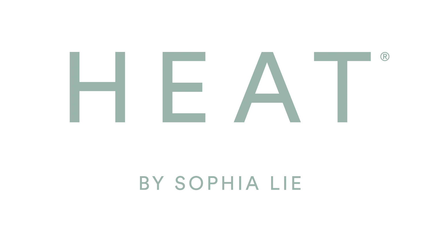 Bokomslagsbild med titeln 'HEAT' av Sophia Lie, text i ljusgrått på vit bakgrund.