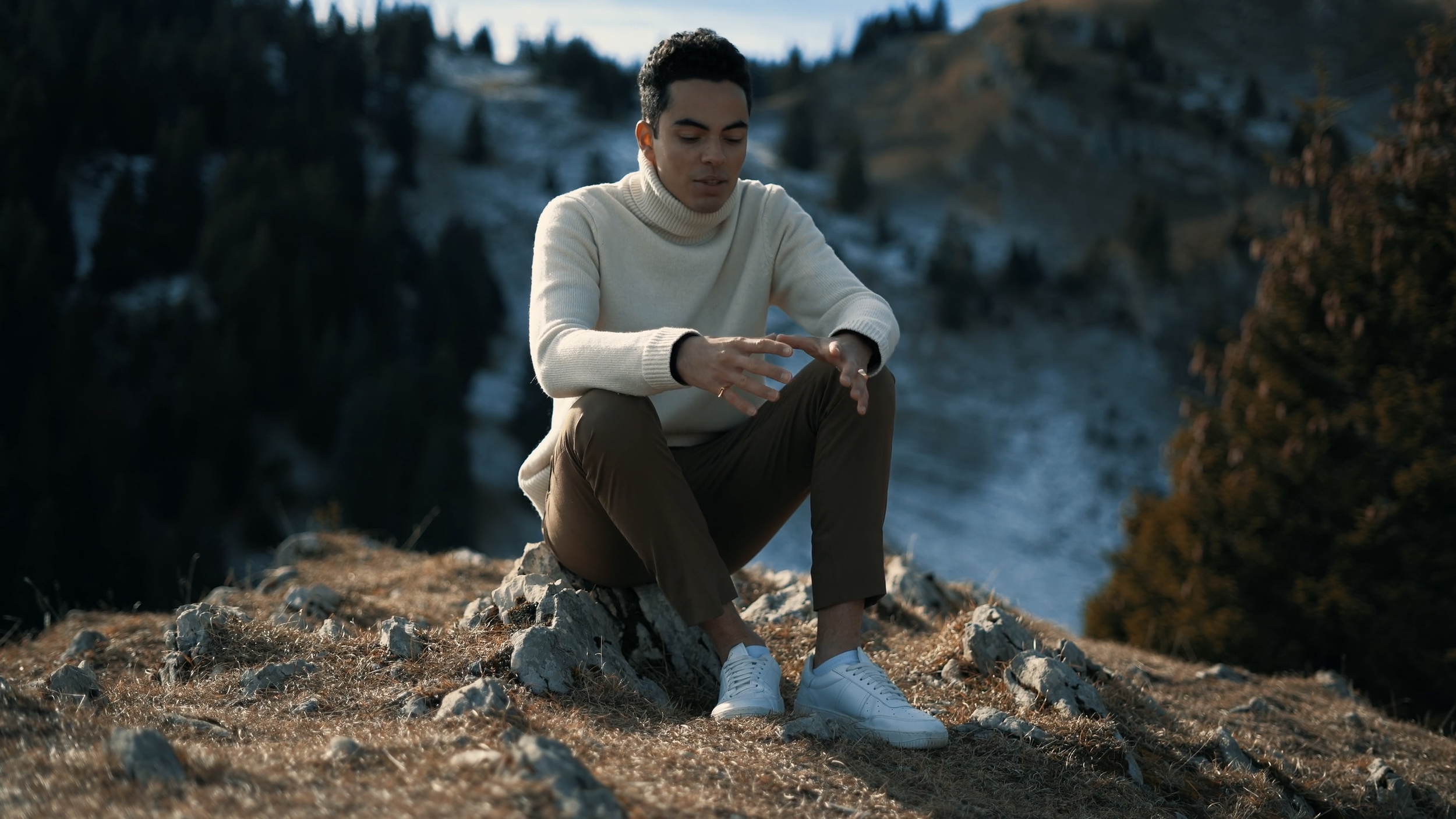 WEATHERMAN

Swiss LEO2R breaks down his collaborative project and tells the story of how his latest song Weatherman came to be featuring Elise Elvira and Master Soul Boy.

Directed by Sam Rock.

Shot by Production Company: Sam A.G.R