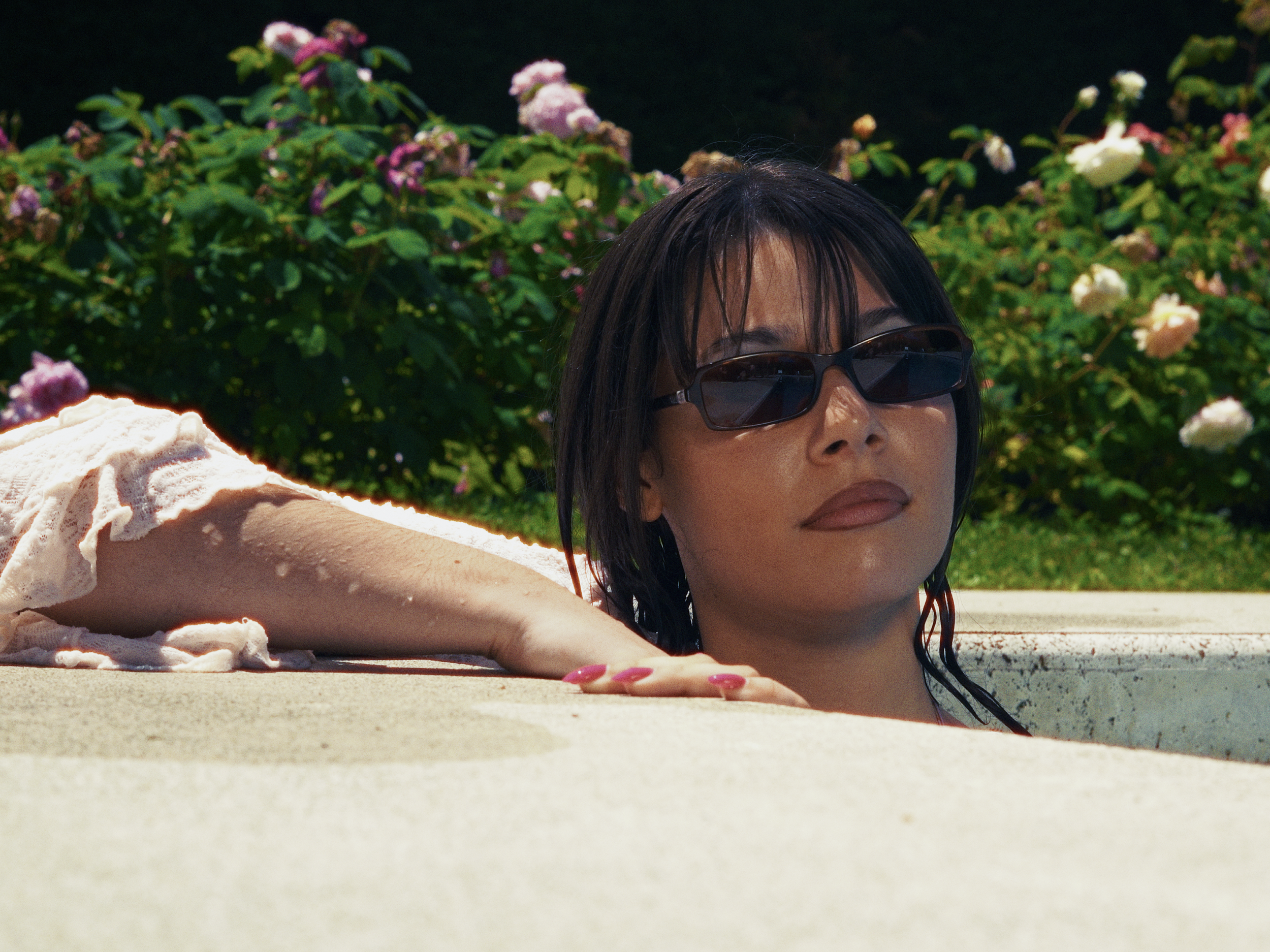 Azure is releasing two new songs this summer. Within a window of 24h we created two music videos. Our first project of the day was Two Step. We wanted to create a slightly awkward and plastic sense of flirting. A man and a woman with a mutual interes