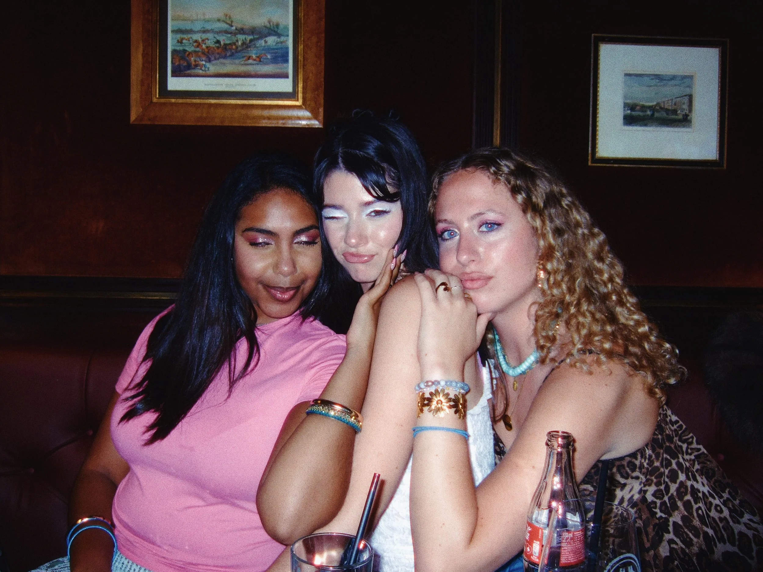 Azure is releasing two new songs this summer. Within a window of 24h we created two music videos. Our second project of the day was my girls. Three girls, one digicam, some fun camera mounts and a bunch of chaos in the quiet streets of Geneva.

Produ