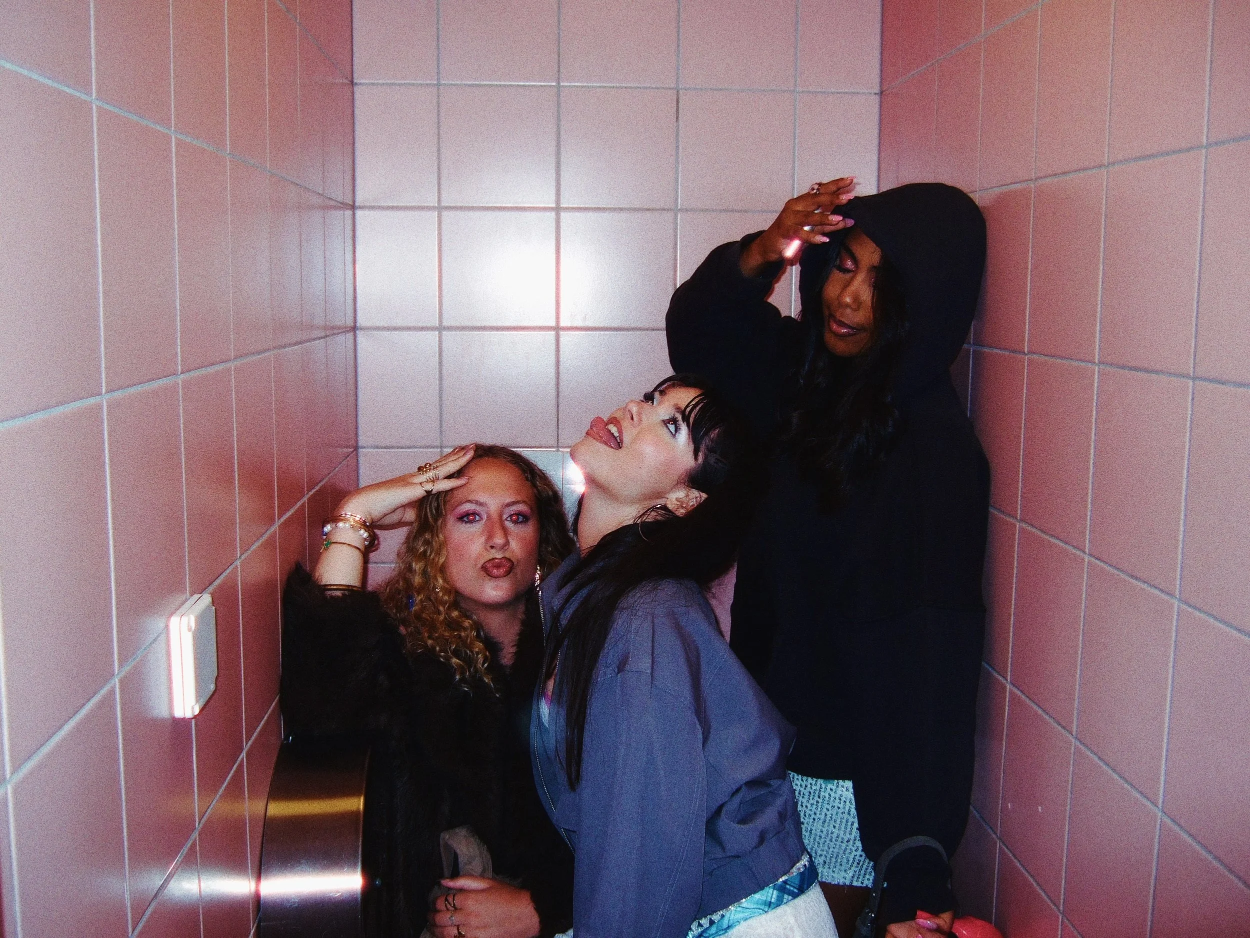 Azure is releasing two new songs this summer. Within a window of 24h we created two music videos. Our second project of the day was my girls. Three girls, one digicam, some fun camera mounts and a bunch of chaos in the quiet streets of Geneva.

Produ