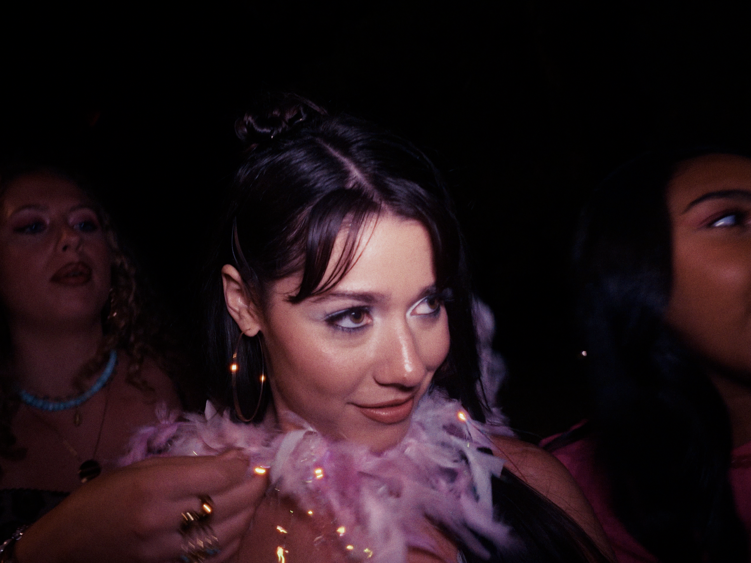 Azure is releasing two new songs this summer. Within a window of 24h we created two music videos. Our second project of the day was my girls. Three girls, one digicam, some fun camera mounts and a bunch of chaos in the quiet streets of Geneva.

Produ