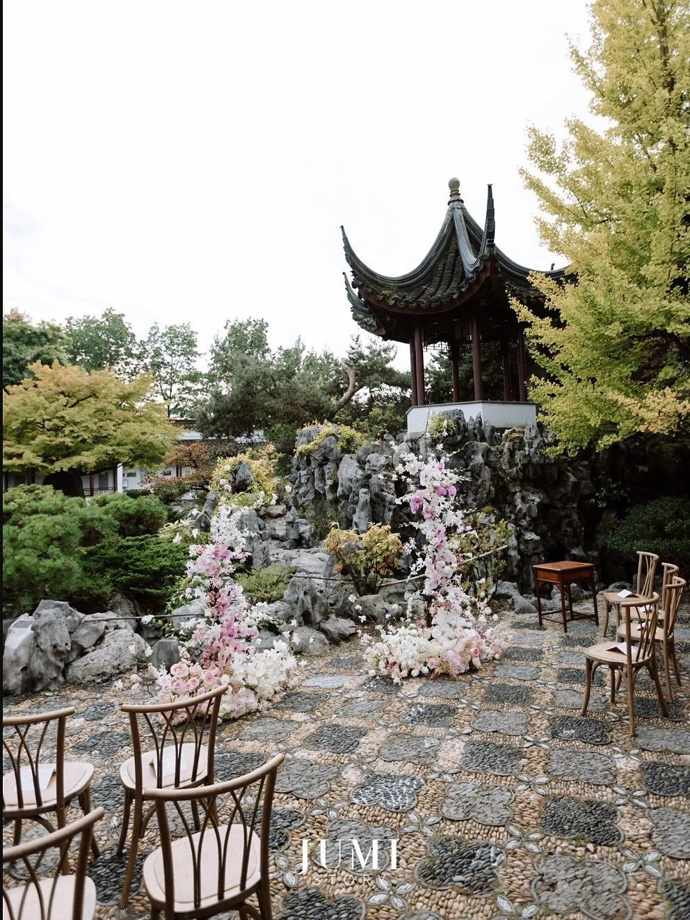 When it comes together and it&rsquo;s so stunning, there are no words&hellip; 🌸

Decor @ellssievents 
Planning &amp; design @shingweddings 
Photographer @jumistory
Venue @vancouverchinesegarden 

Vancouver wedding decor, chair rental Vancouver, even