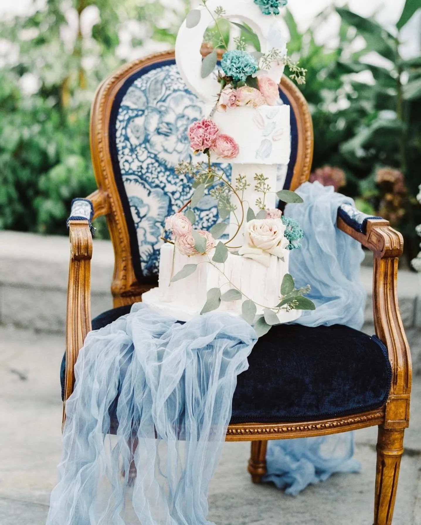Watch were you sit or you might miss something beautiful ✨ 

Featured on @elegantweddingmagazine

D&eacute;cor @ellssievents
Venue @sinocanwinery
Planner @idealeventsvan
Florist @arizelstudio 
Photographer @nikixiephotography
Ha&iuml;r &amp; Makeup @