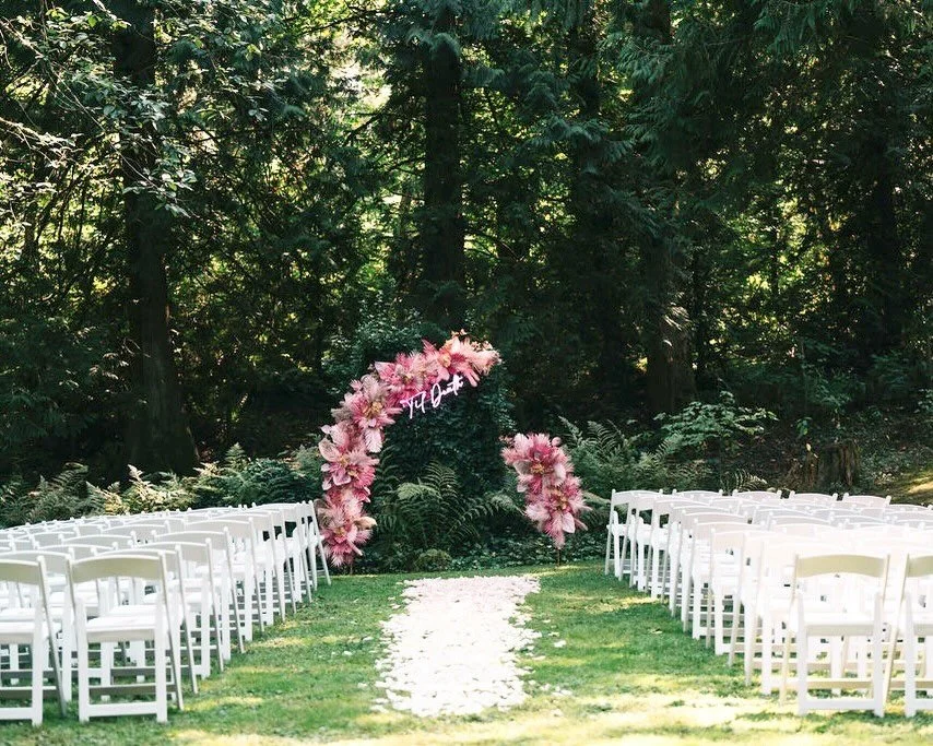 Just cause it&rsquo;s cold and rainy, doesn&rsquo;t mean you can&rsquo;t dream of walking down the aisle, surrounded by your friends and family, to a perfectly curated song, in optimal weather, to marry the love of your life ☀️ 💕 

Decor @ellssieven
