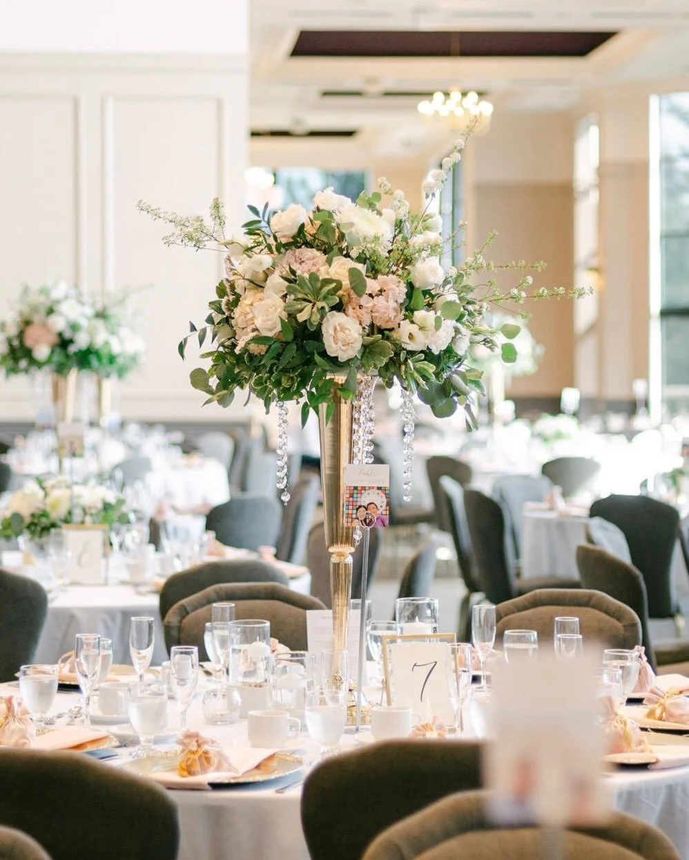 Make a statement with your florals! Height can bring the eye up and with the gorgeous tall ceilings at @swanesetevents, you&rsquo;re going to want to take full advantage! 

Decor @ellssievents
Venue @swanesetevents
Flowers @jorbelina.flowers
Photogra