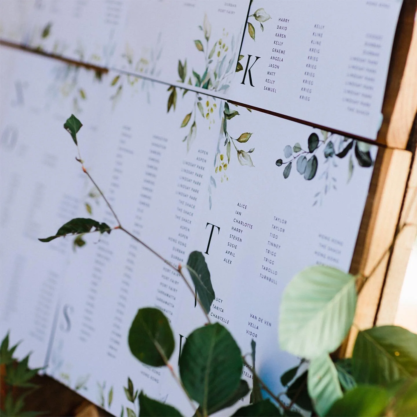 Custom designed #seatingchart using watercolour eucalyptus leaves
Photography by @jeremyblodephotography