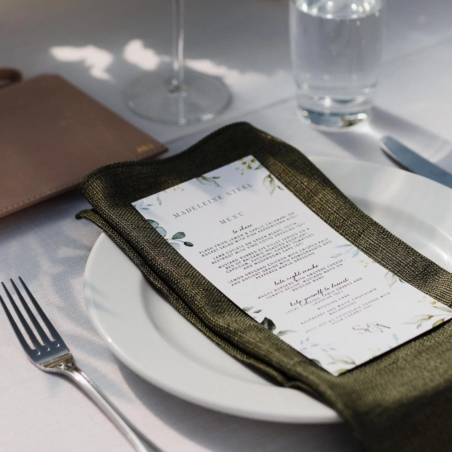 Wedding table setting perfection, featuring #goodtimessupplies #menu and #tablename