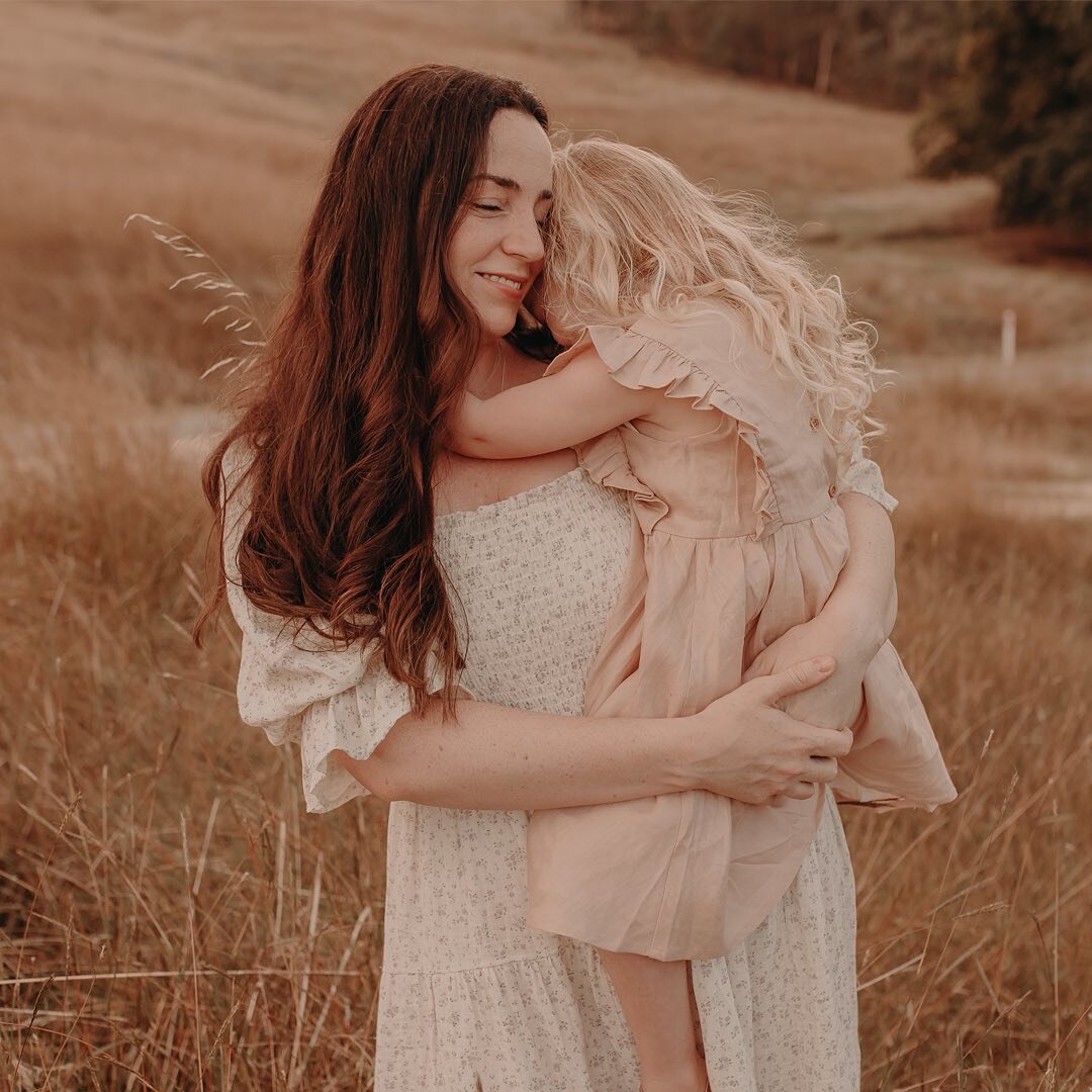 Dreamy afternoons under the red sun, watching the moon rise with my friend &amp; muse @sophiemarshphotography

How truly blessed am I to have captured her and her sweet girls for the second time. 🌞✨