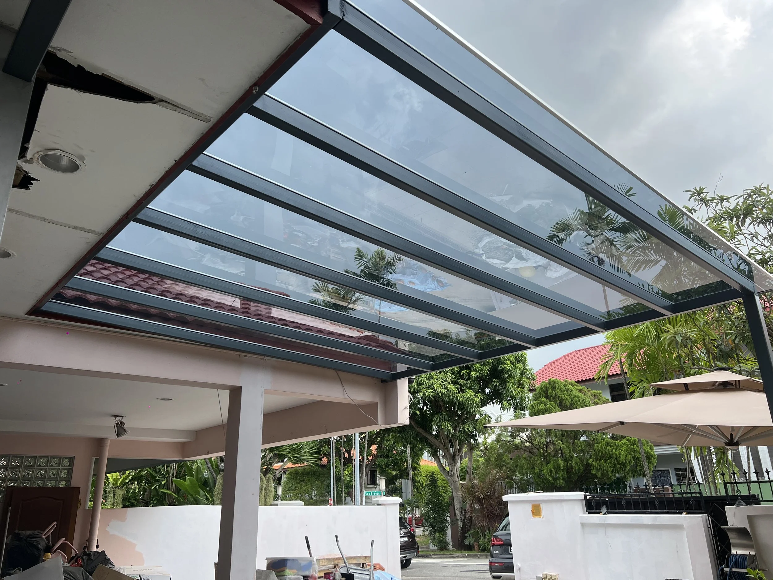 Retractable vs Fixed Awnings: Which One is Right for You?