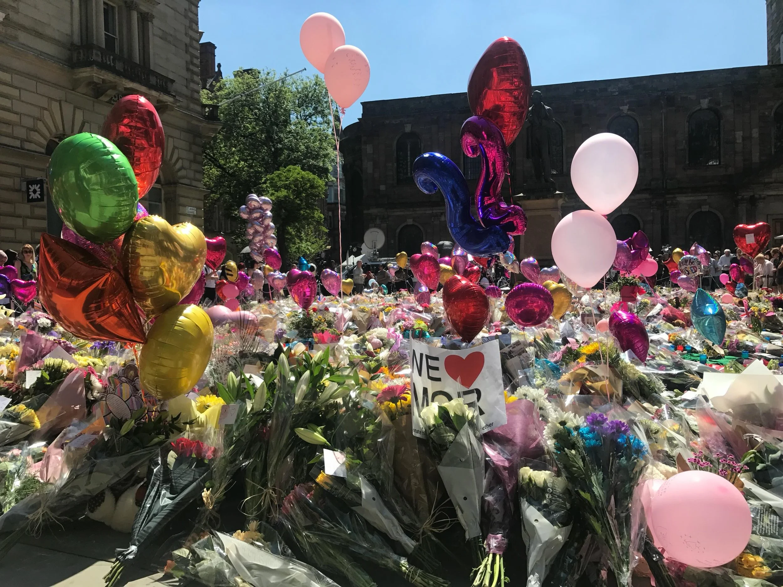 A few days after that awful night in 2017, I went to Manchester &amp; will never forget the smell of flowers in St Ann&rsquo;s Square, along with all the pavement art, candles &amp; soft toys. Just a few days after that myself &amp; 21 others ran the
