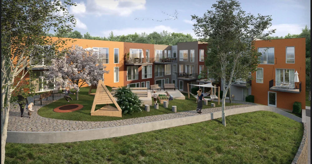 Moderne leilighetskompleks med gårdsplass, trær, lekestativ og mennesker. Lyse og fargerike bygninger med balkonger rundt fellesområde.