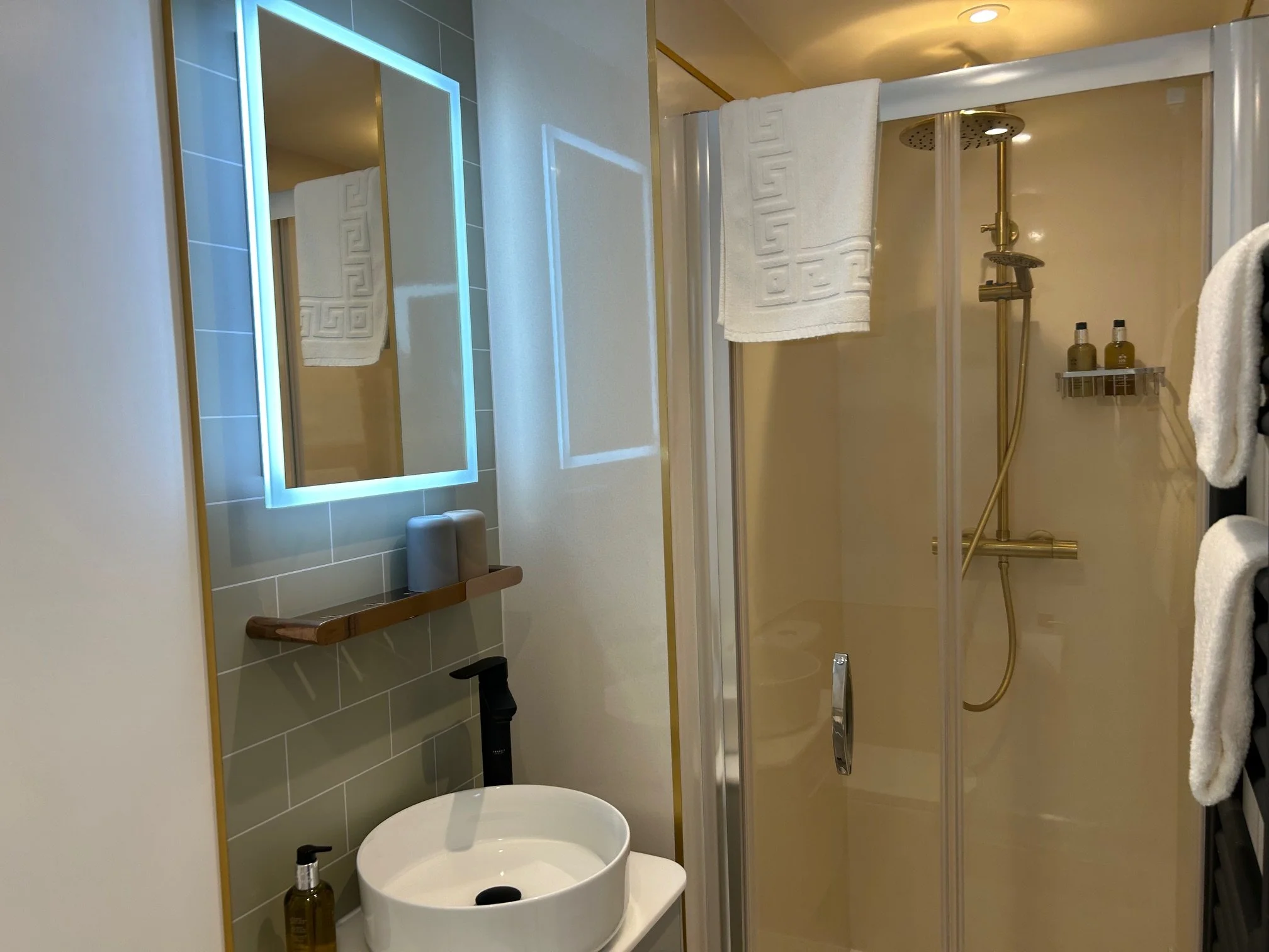 En suite shower room for Airy King, room 4, first floor