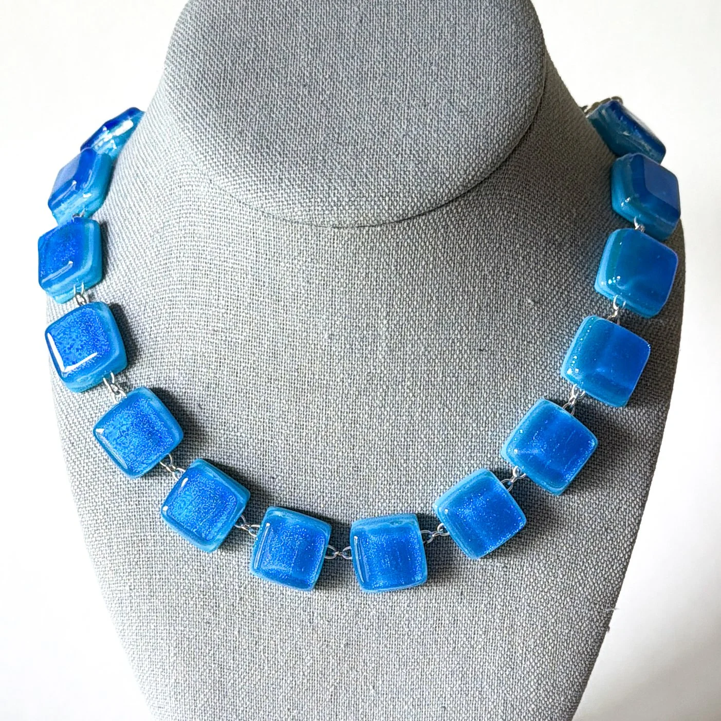 belfast-blue-necklace-riviere.jpg