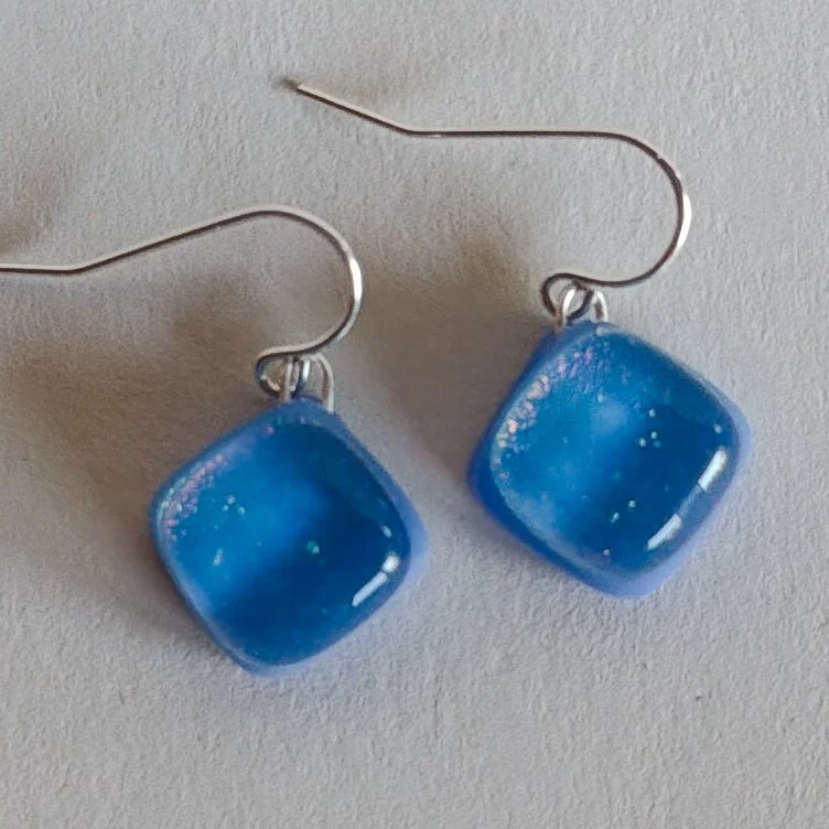 holding-summer-earrings-diamond.jpg