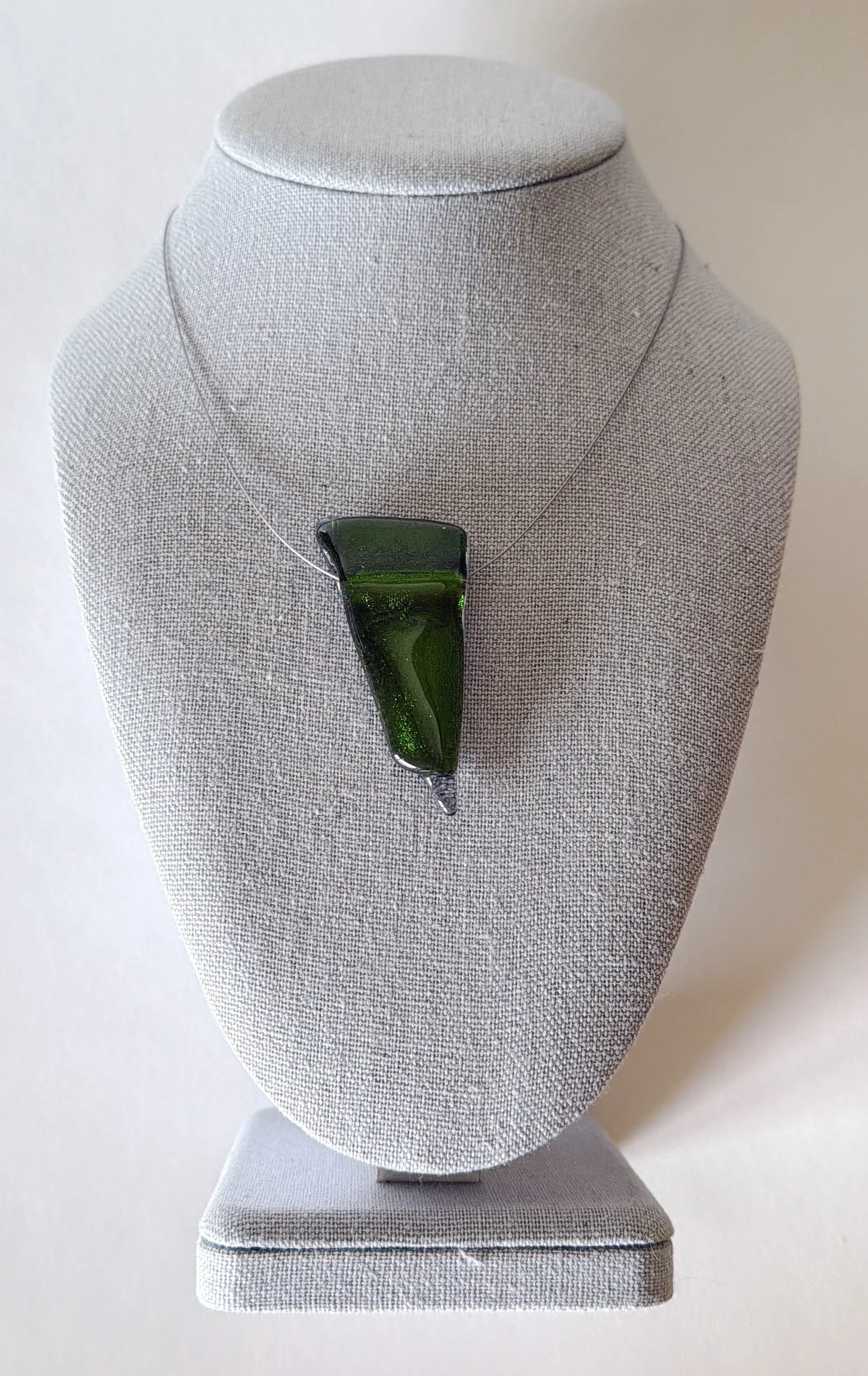 bottlegreen-necklace-triangle-150-1.jpg