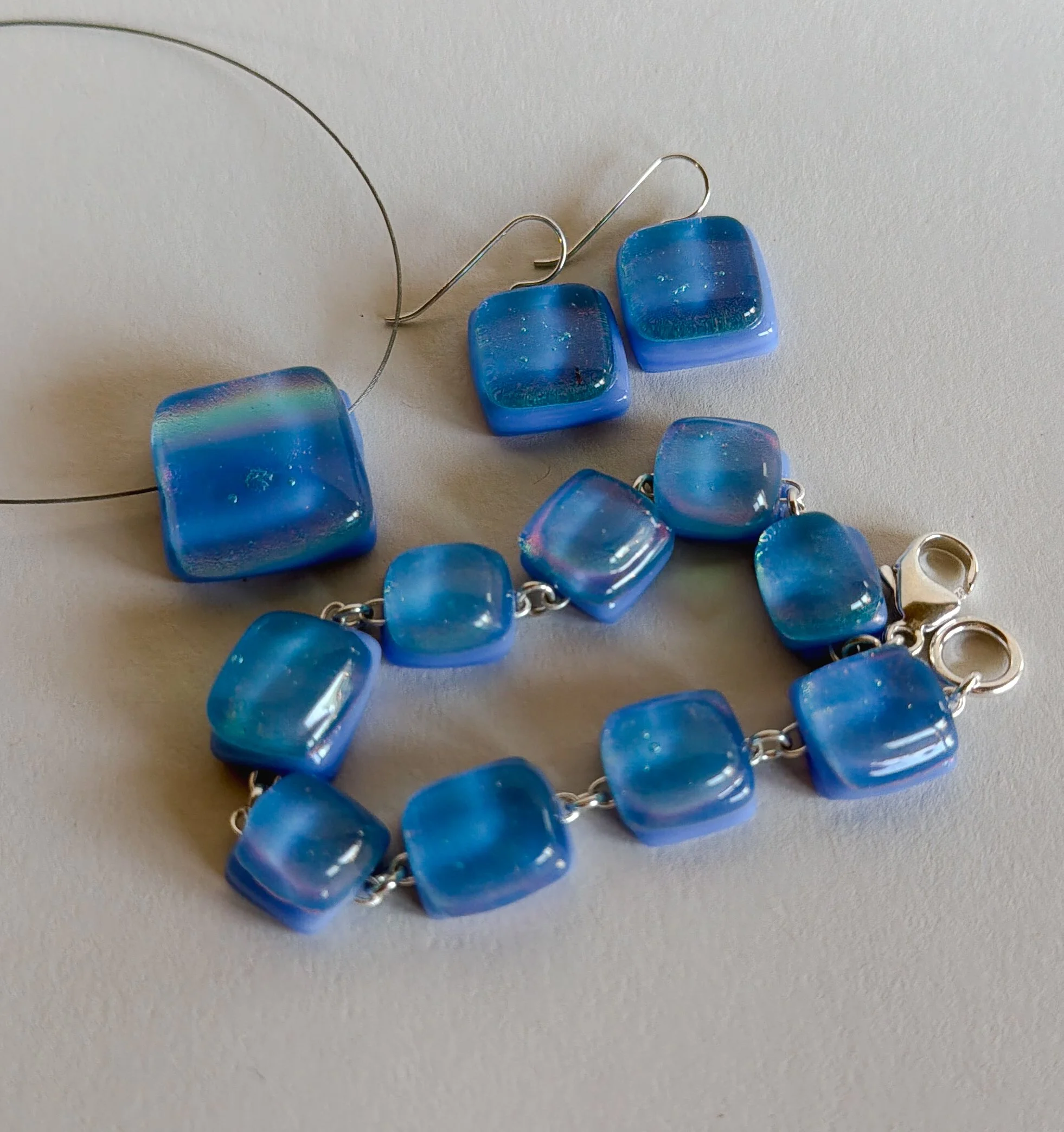 holding-summer-jewelry-set.jpg