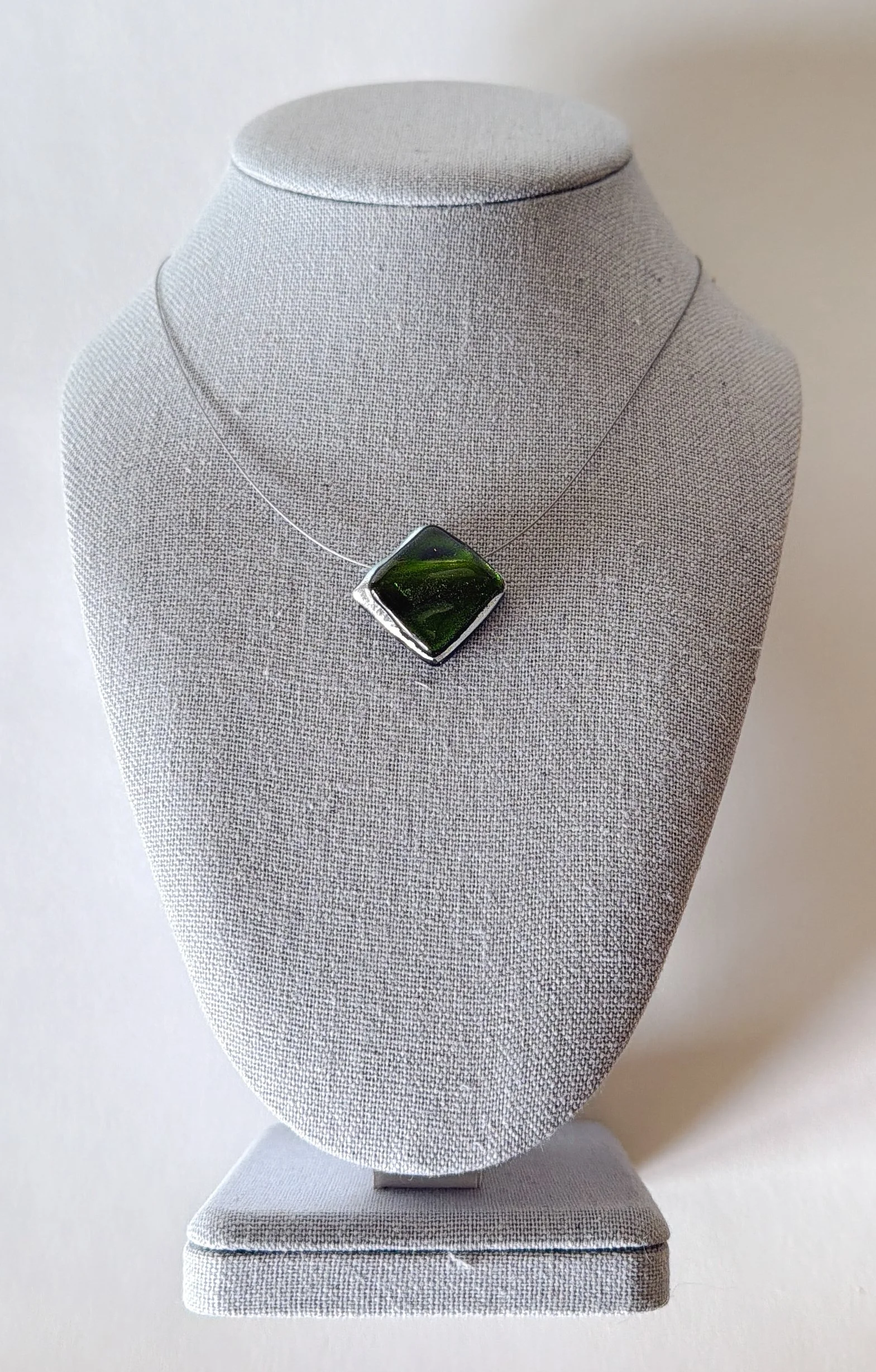 bottlegreen-necklace-diamond-1.jpg