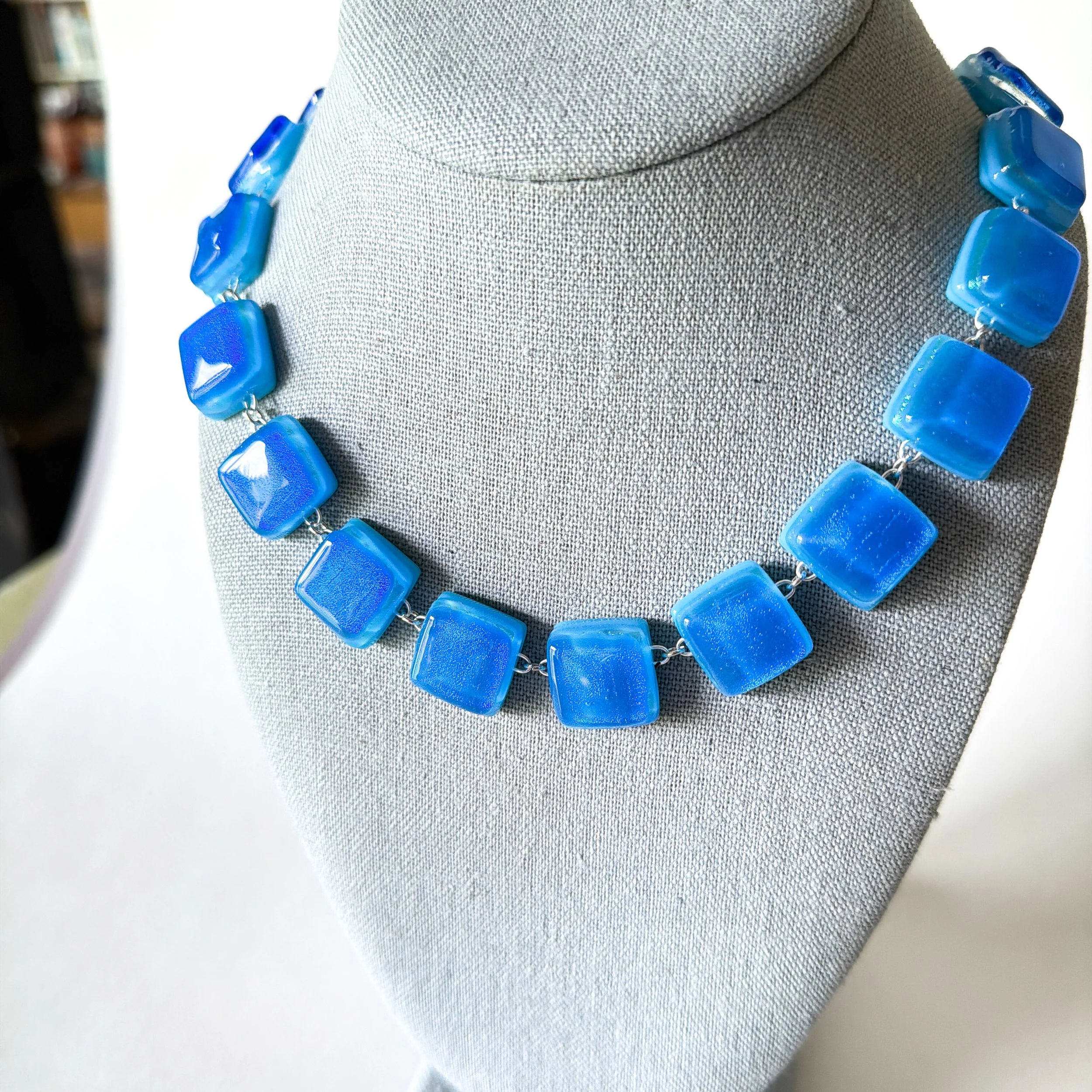 belfast-blue-necklace-riviere-2.jpg