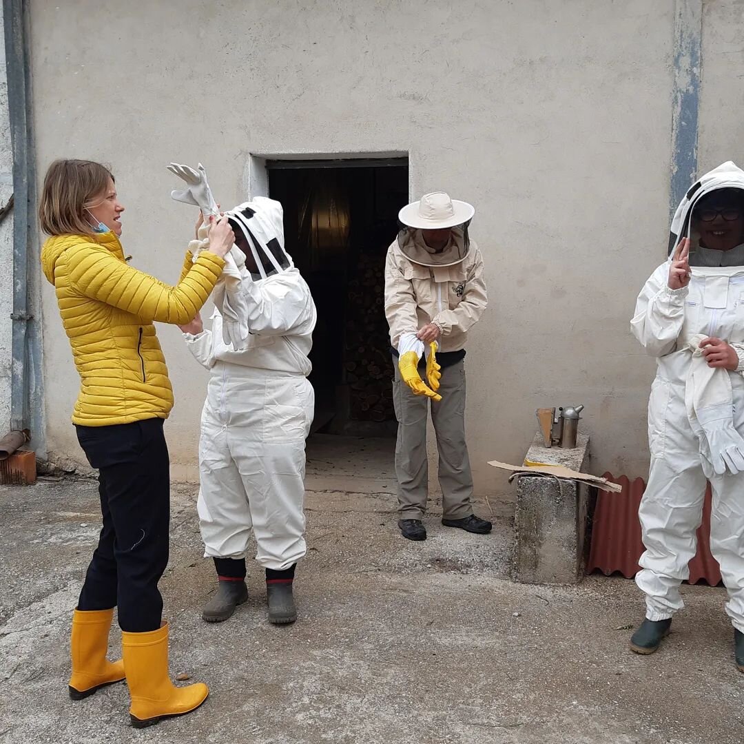 I nostri apprendisti astronauti hanno iniziato con l'osservazione delle nuove ospiti della fattoria! 
#apicultura #agricolturasociale