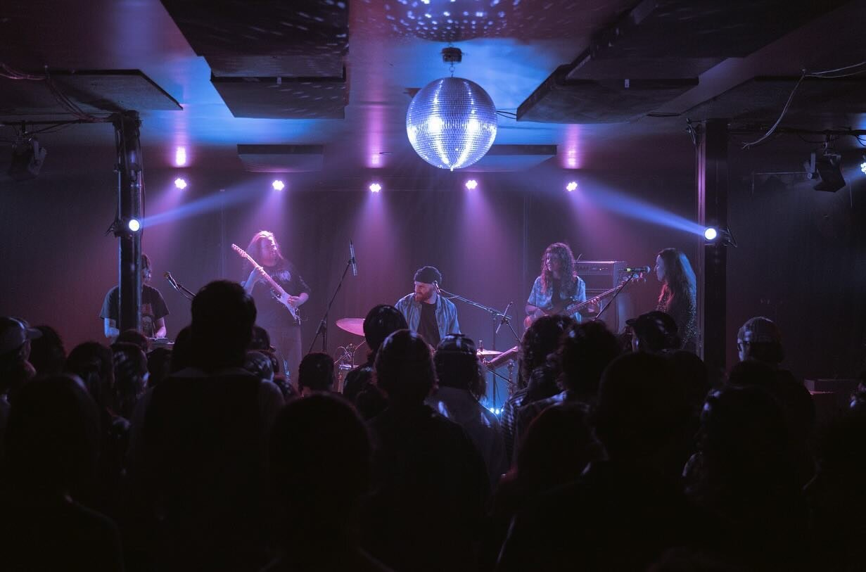 🚀 Beat Sex&uuml; de retour apr&egrave;s presque 2 ans + Patche = nuit de folie! 💃✨ On a eu droit &agrave; de la danse non-stop et un &ldquo;l&eacute;ger&rdquo; abus de la boule disco par notre &eacute;clairagiste Mya. 
📸 du show de mars par @erika