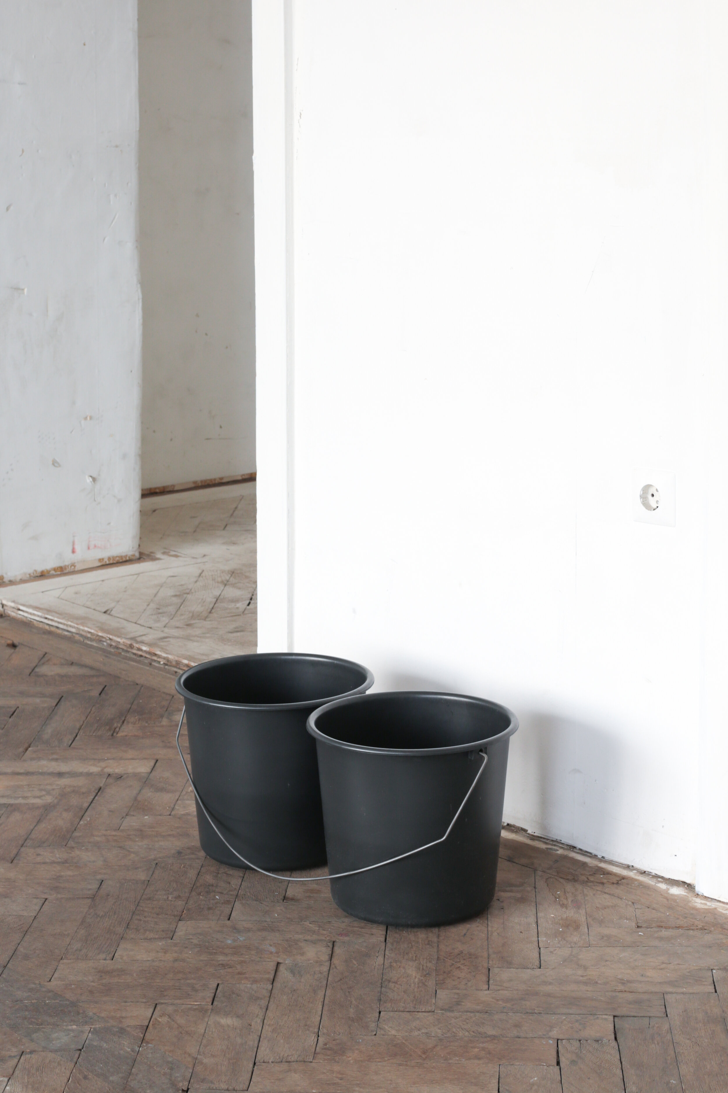   fig9 Untitled (two buckets, one handle)   
