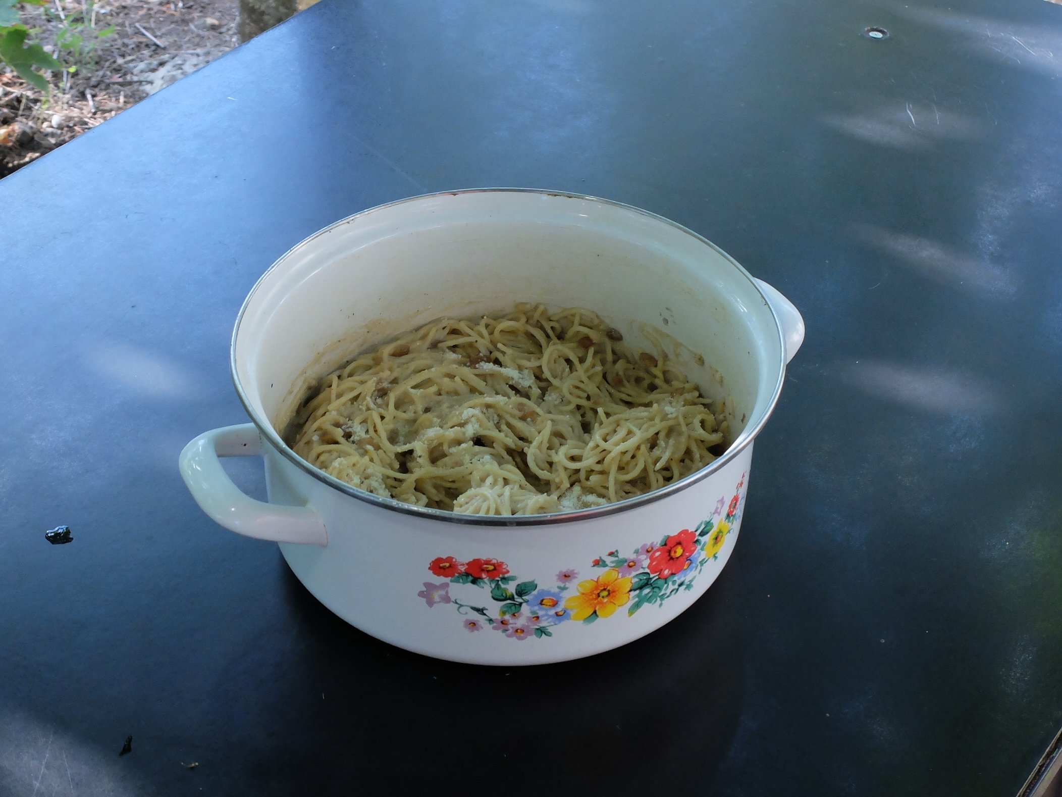   Niklas Heiss, Recipe: Spaghetti with raisins, white metal pot with flowers from baba Vasa's kitchen, cooked by Laurenz  