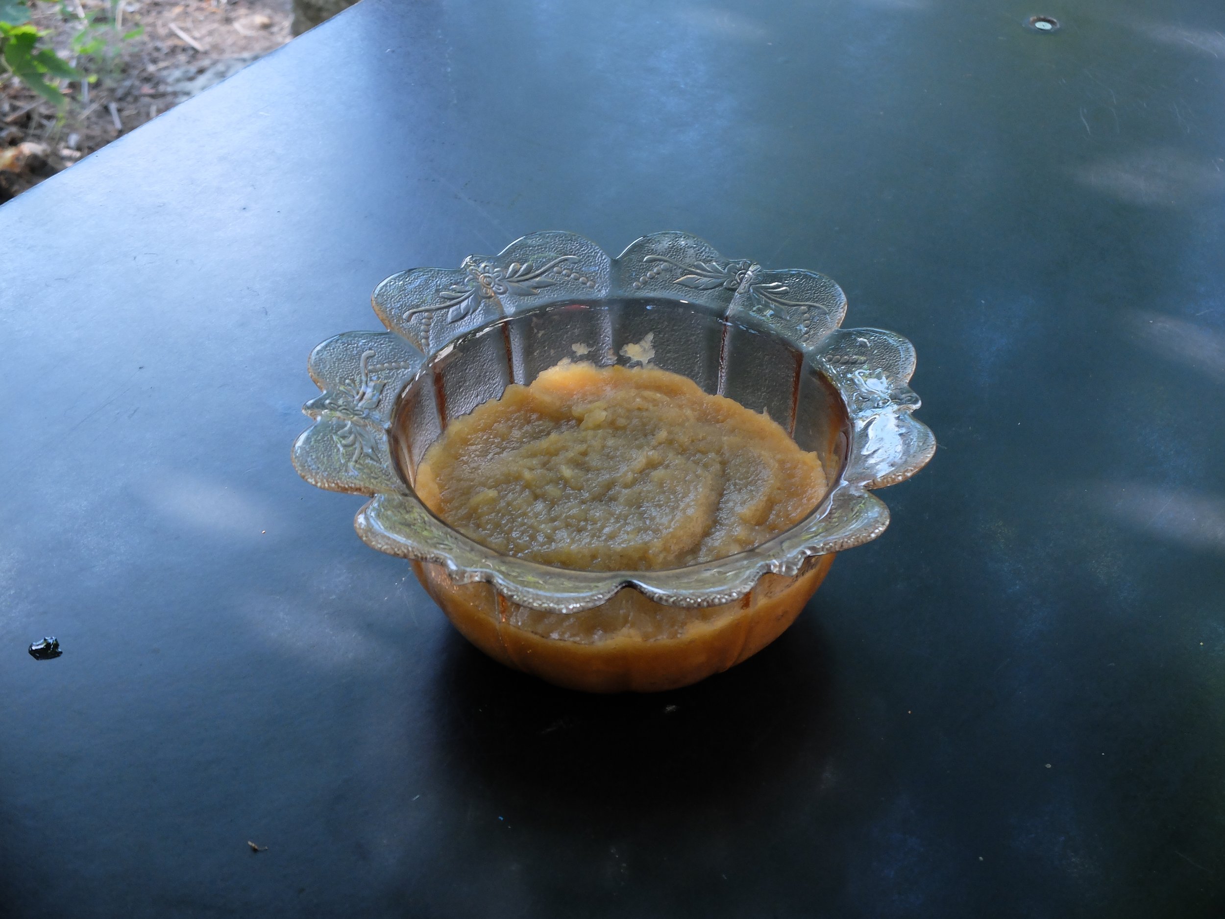   Christine Hohenbüchler, Recipe: Boil down applesauce: especially in the summer: Granny’s “White Transparent” apple, flower-shaped glass bowl from baba Vasa's kitchen, cooked by Laurenz  