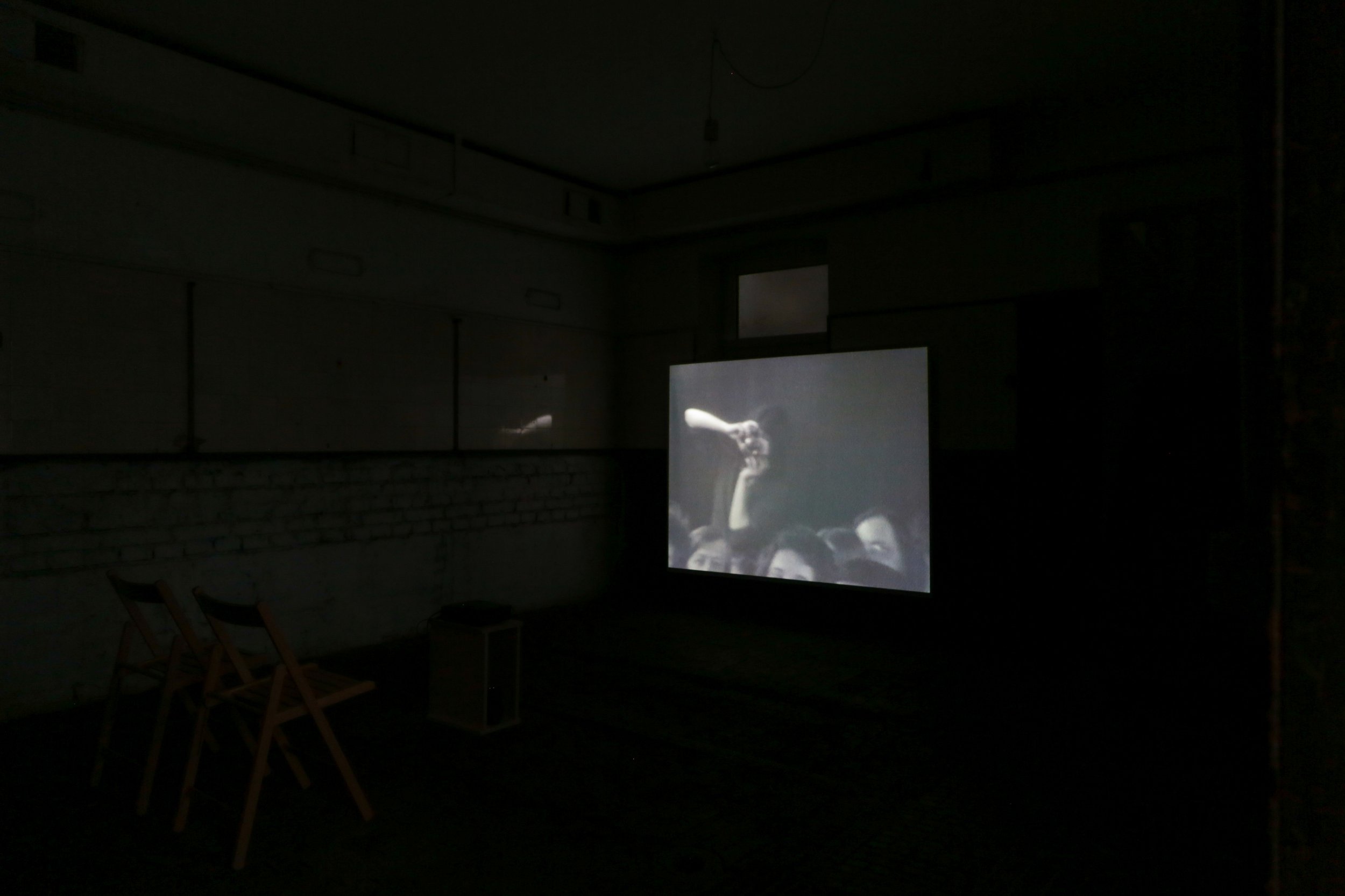   fig2 installation view Dan Graham, Audience/Performer/Mirror, 1977, 00:17:45., In collections: De Appel, LIMA  