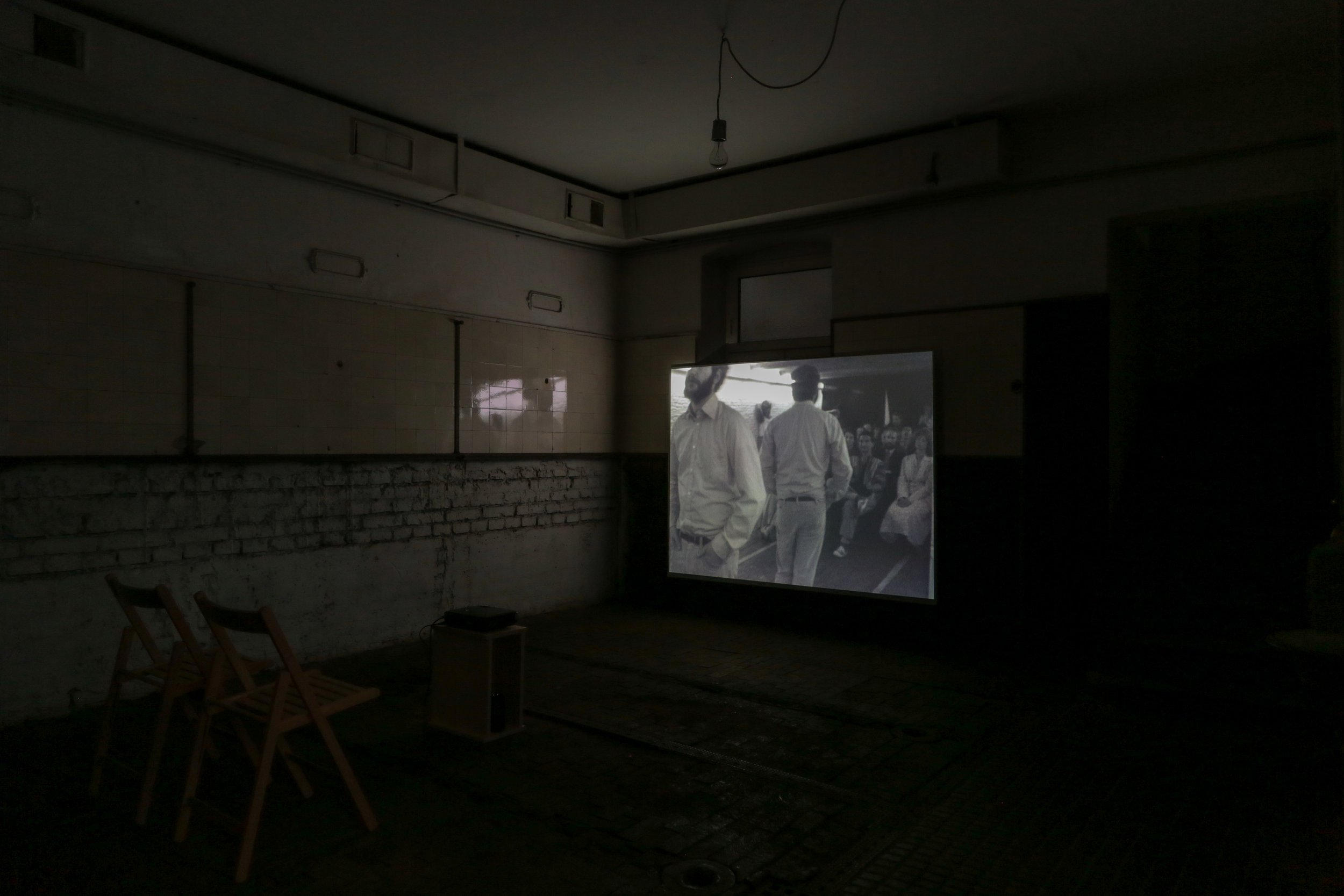  fig3 installation view Dan Graham, Audience/Performer/Mirror, 1977, 00:17:45., In collections: De Appel, LIMA  