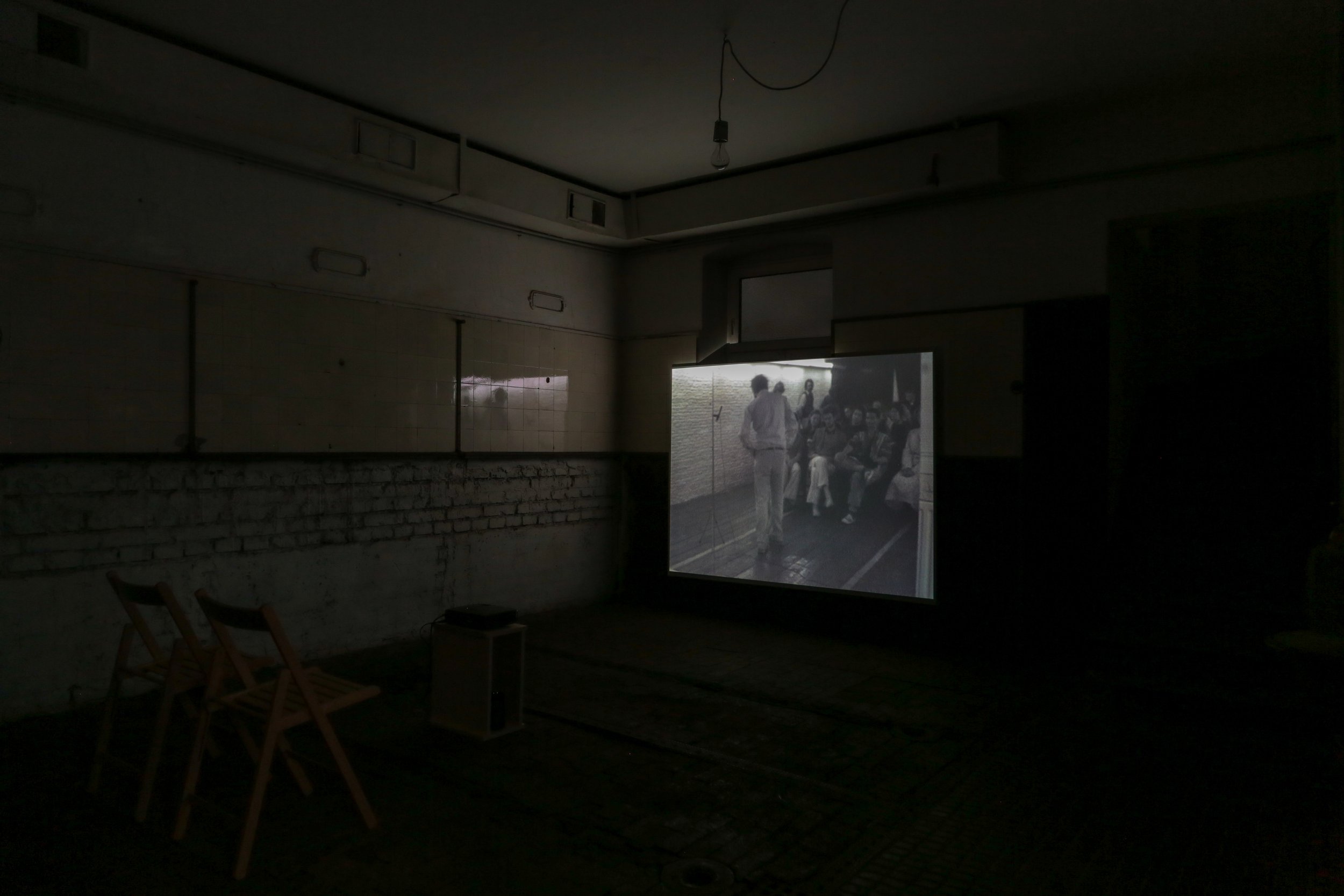   fig4 installation view Dan Graham, Audience/Performer/Mirror, 1977, 00:17:45., In collections: De Appel, LIMA  