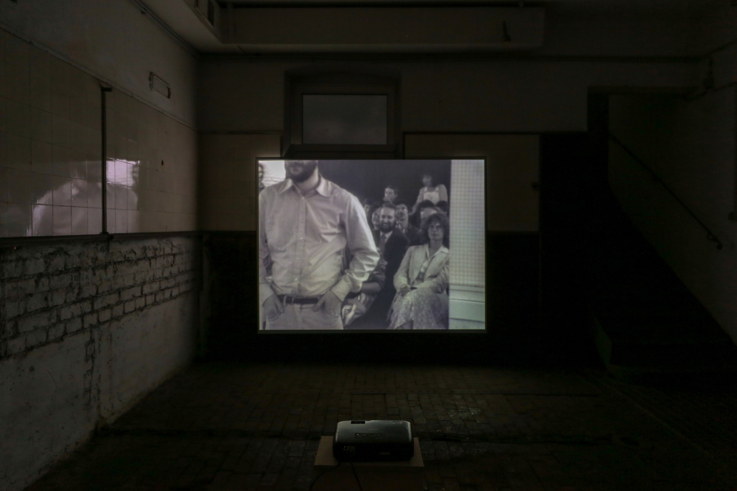   fig5 installation view Dan Graham, Audience/Performer/Mirror, 1977, 00:17:45., In collections: De Appel, LIMA  