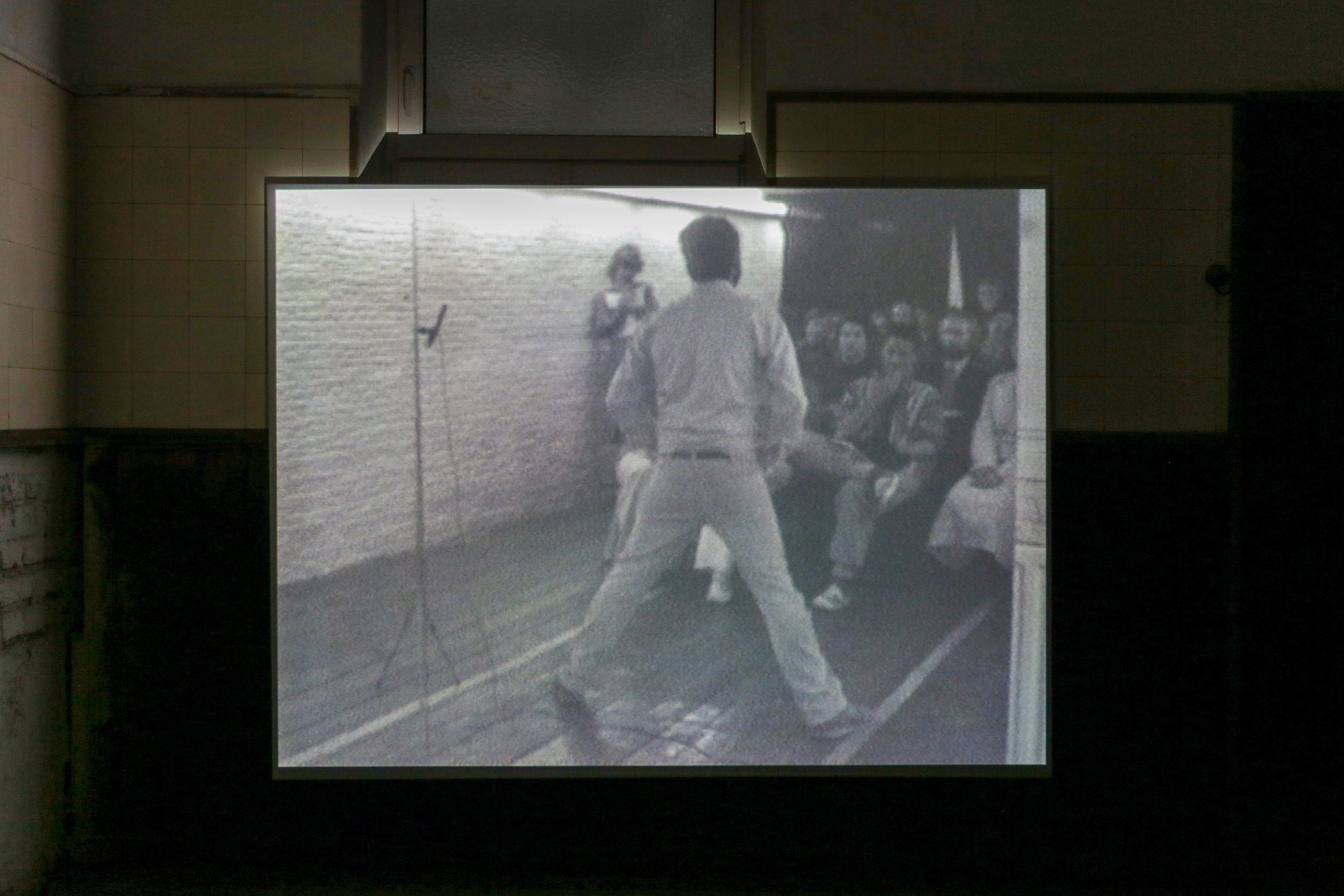   fig6 installation view Dan Graham, Audience/Performer/Mirror, 1977, 00:17:45., In collections: De Appel, LIMA  