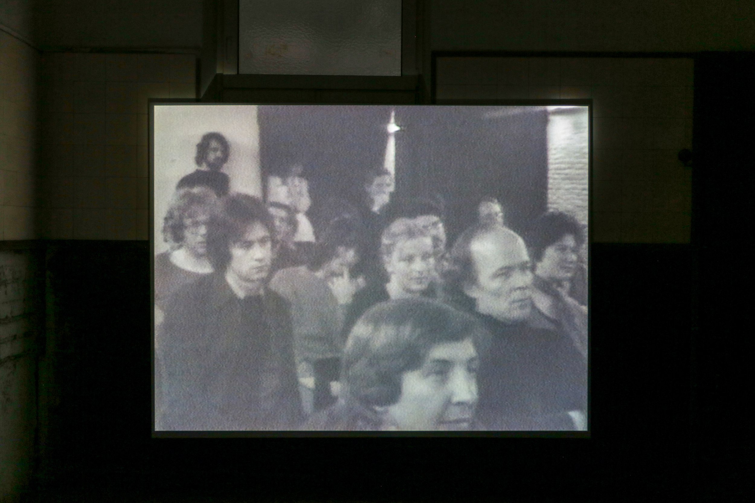   fig8 installation view Dan Graham, Audience/Performer/Mirror, 1977, 00:17:45., In collections: De Appel, LIMA  