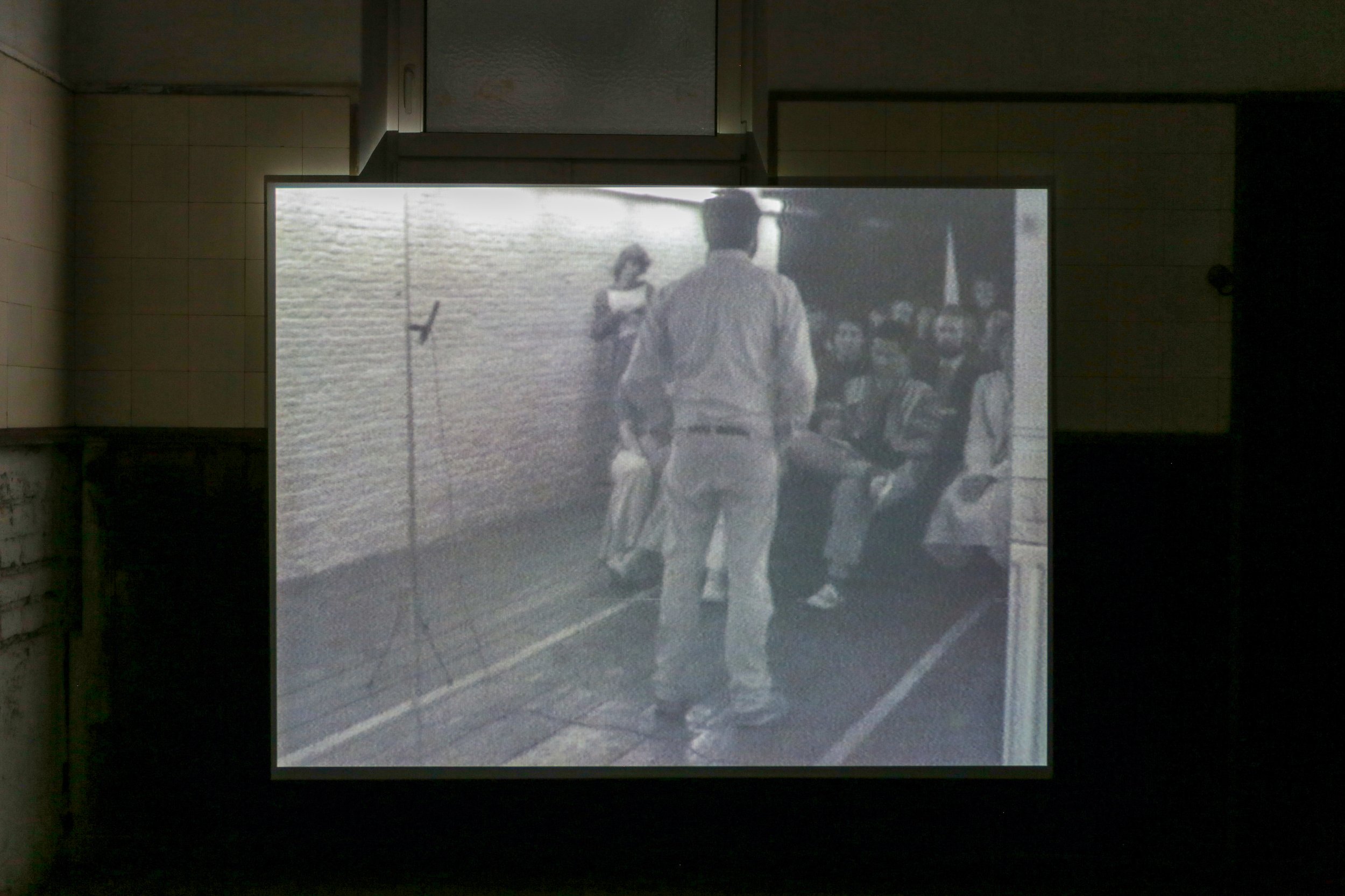   fig7 installation view Dan Graham, Audience/Performer/Mirror, 1977, 00:17:45., In collections: De Appel, LIMA  