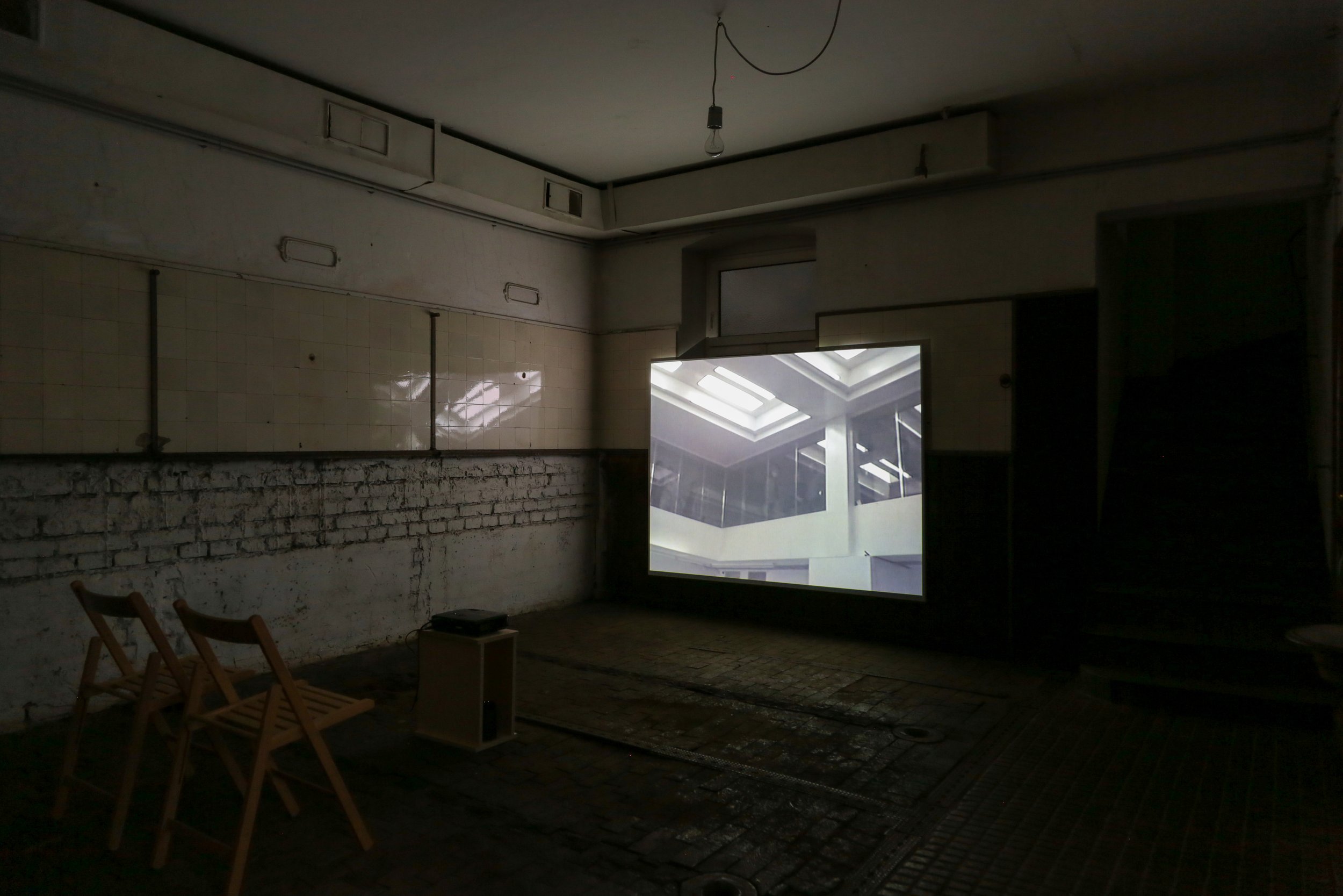   fig16 installation view Toine Horvers, Rolling, 1986 , 00:15:53., In collections: De Appel, LIMA  
