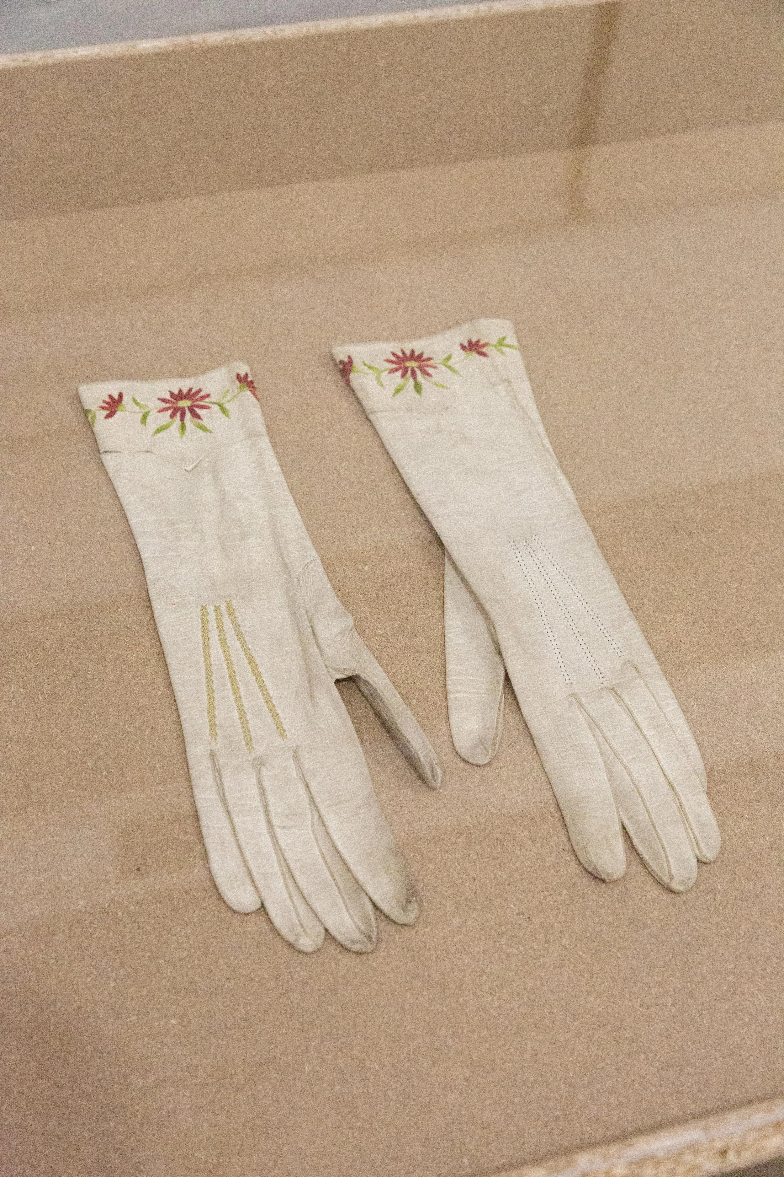   fig14  unknown artist,  Handschuhe / Gloves , approx. 1870, Glacé leather, embroidered, 31 × 11 × 2 cm, On loan from the Collection and Archive, University of Applied Arts Vienna 