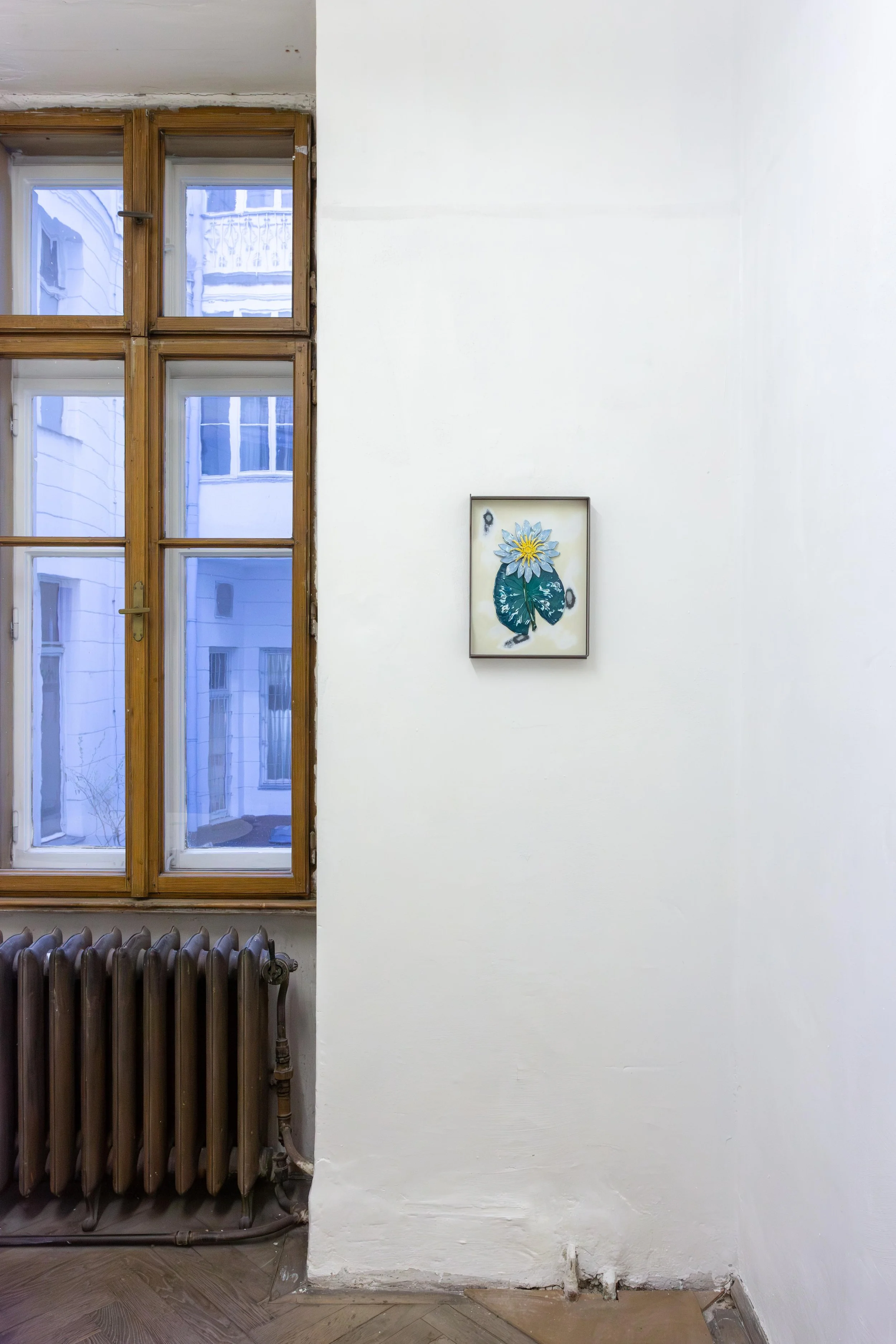   fig24  Magali Reus,  Curtis (No.2058) , 2026, laser cut folded and powder coated steel, sprayed UV, printed resin, wood, rivets, 36 × 26 × 4 cm, Courtesy: Mai 36 Galerie, Zurich 