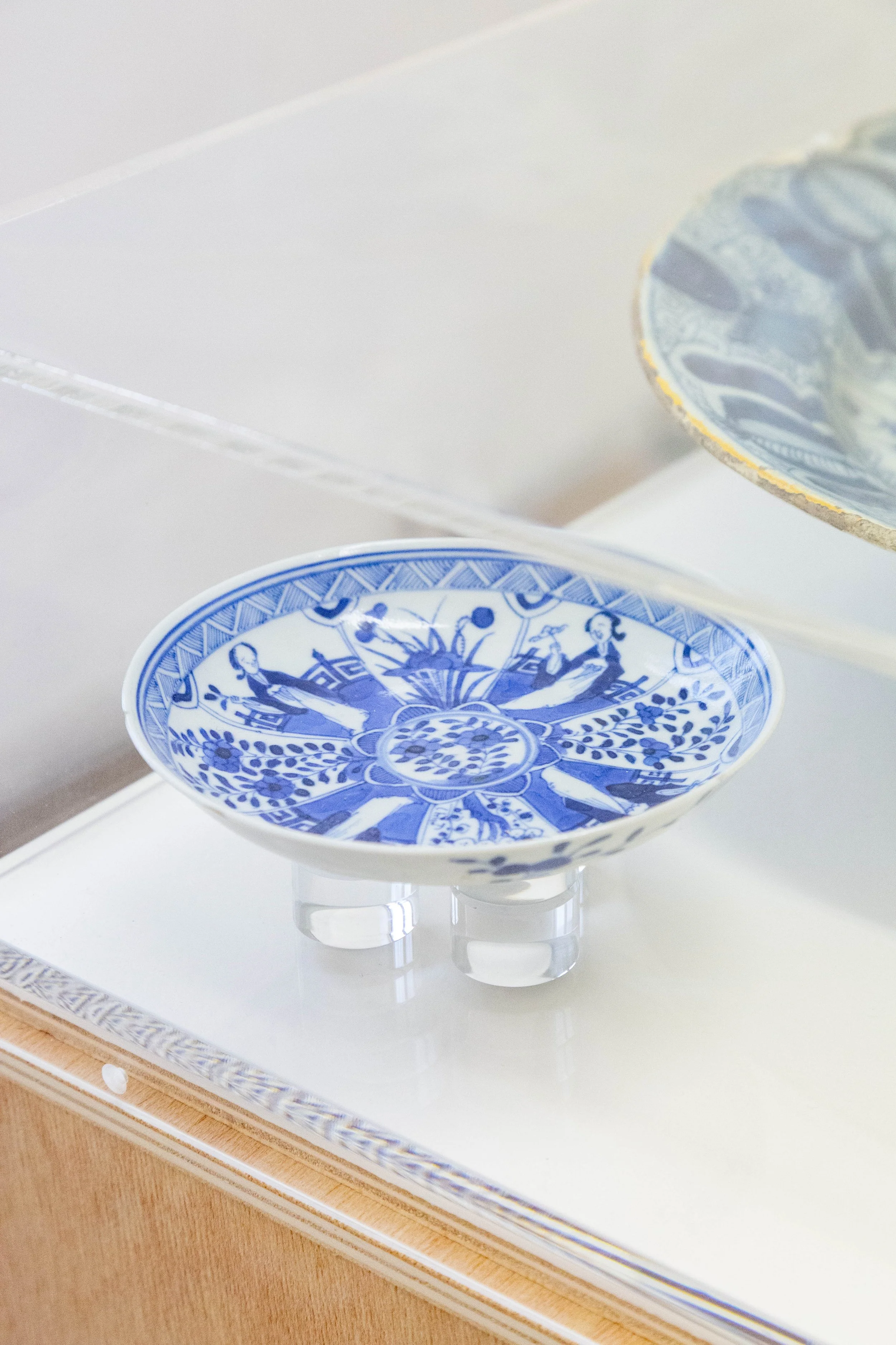   fig40   le monde , 2026, plywood, cardboard, acrylic glass, 86,5 x 125 x 50 cm, Small blue and white plate, China, Kangxi period (1662–1722), Porcelain with underglaze blue figural and floral decoration, Underglaze blue ‘Yu’ mark within a double ci