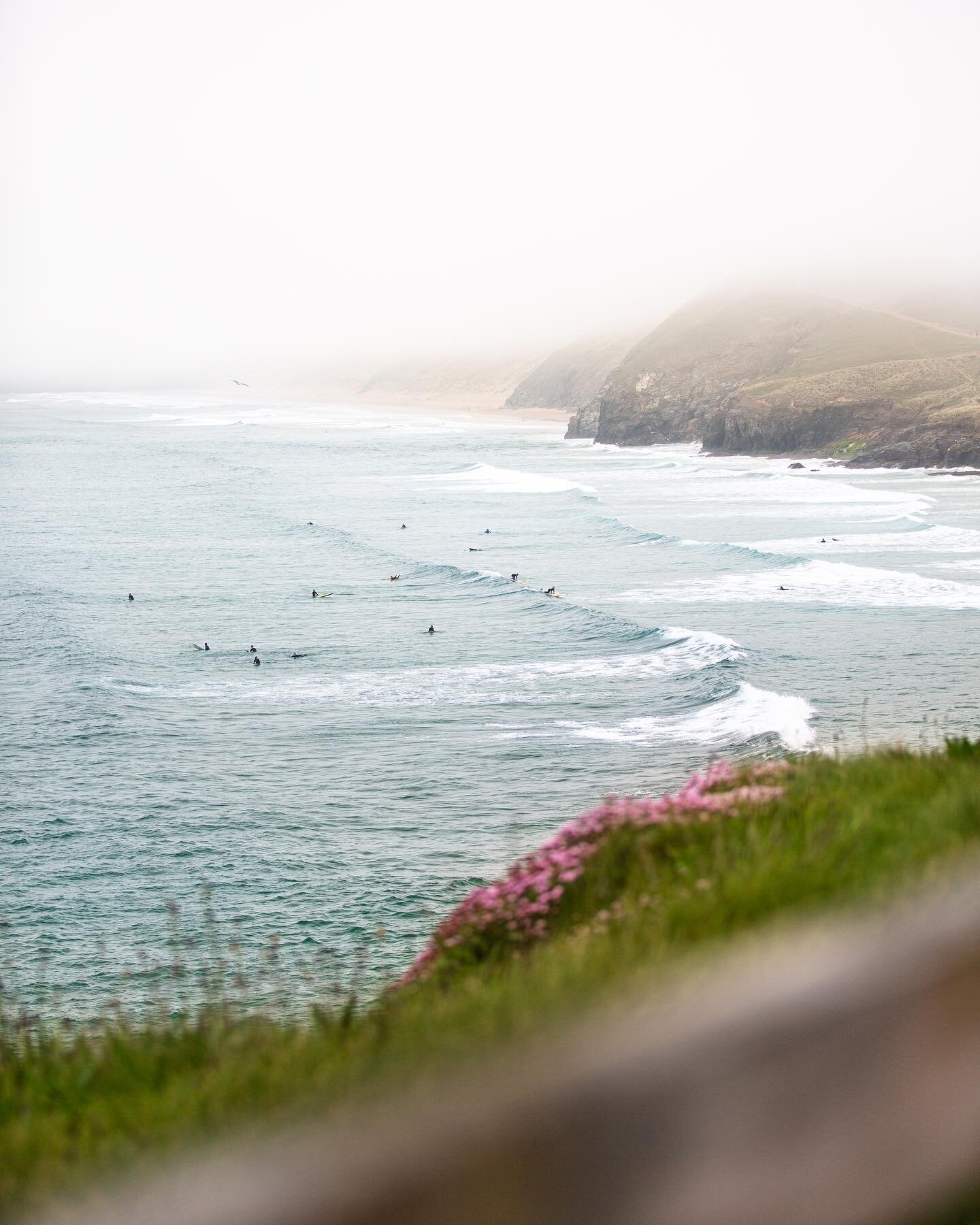 Some more misty goodness from the other week, with a welcome appearance from some sea thrift giving me all the summer vibes 🌊📸

#cornwallsurf #surfinspired #surfuk #ukshooters #surfeveryday #surfingmagazine #surf_shots #magicseaweed #waterphotograp