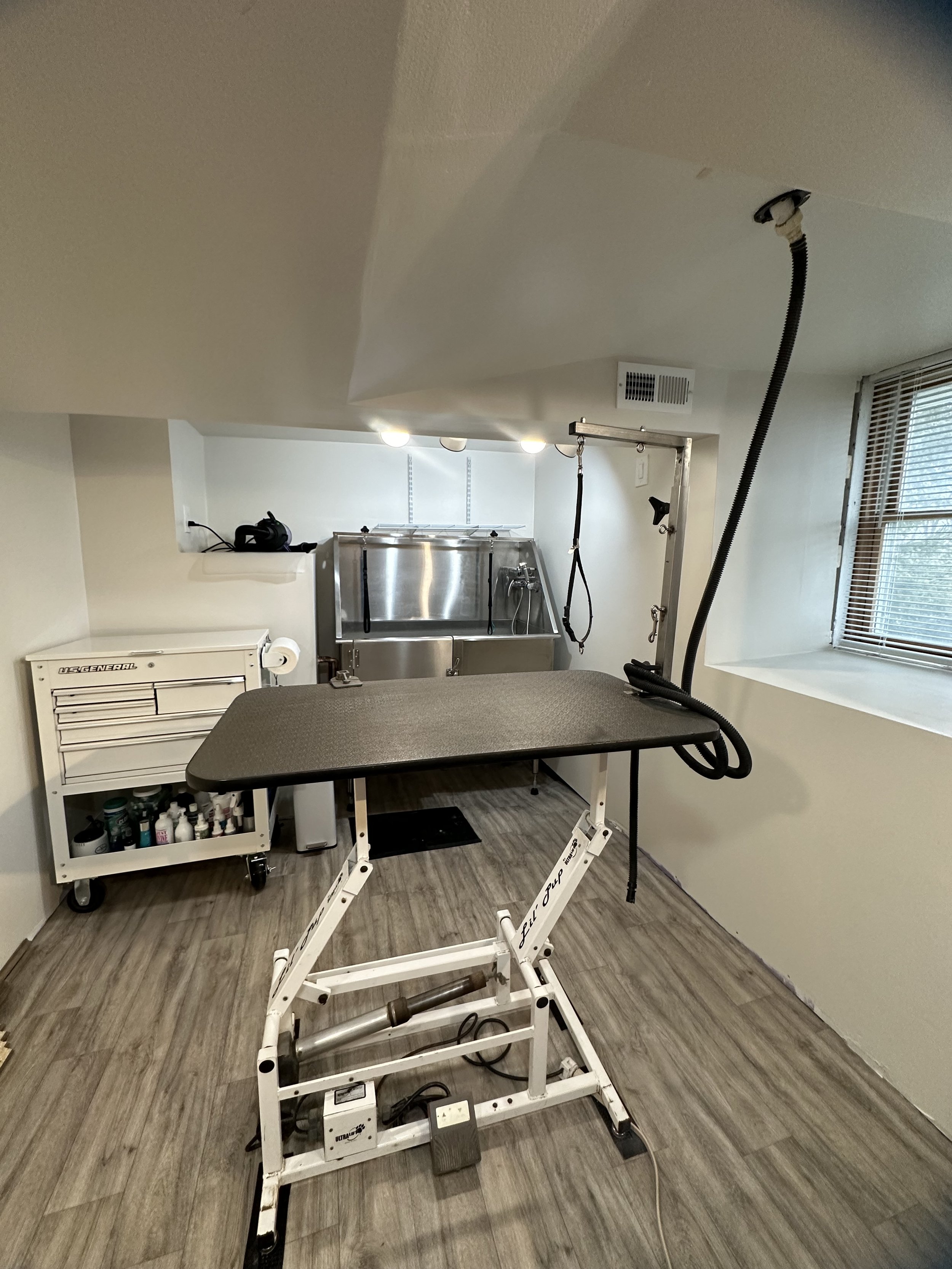 Pet grooming salon located in Germantown Wisconsin.