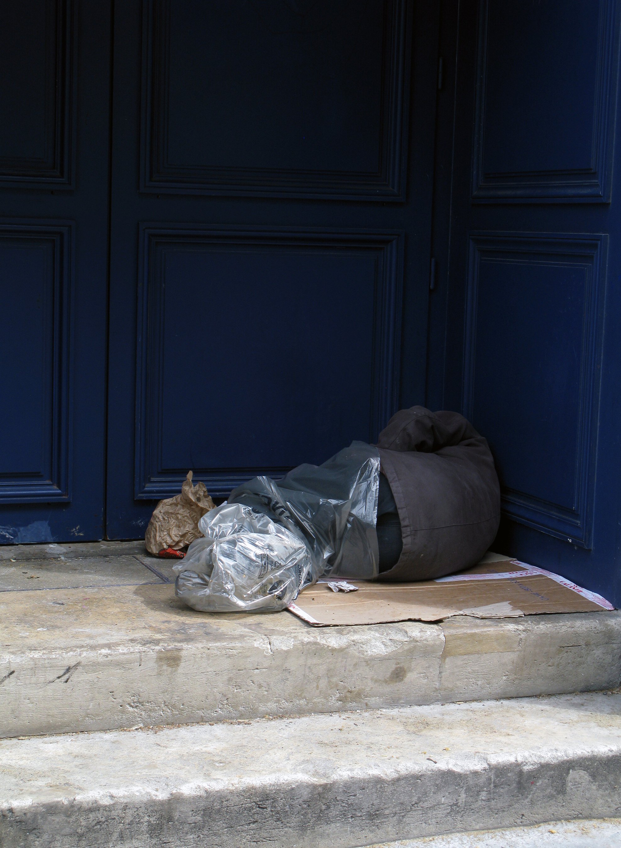 2CAMP_2_Sleeping_Cloche_in_blue_doorway_r._Francis_Miron_Paris_4˚_.jpg