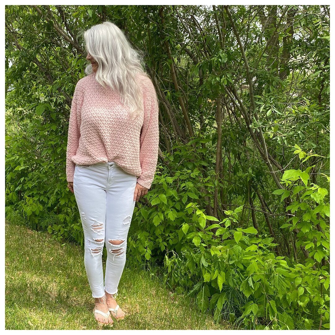 I&rsquo;m still pumping out the pullovers while my testers are working on The Tunic Top. 
⠀⠀⠀⠀⠀⠀⠀⠀⠀
This gorgeous pink pullover is made with Mako cotton and I must say this is a dream to wear. I may have mentioned that this is the lightest cotton I h