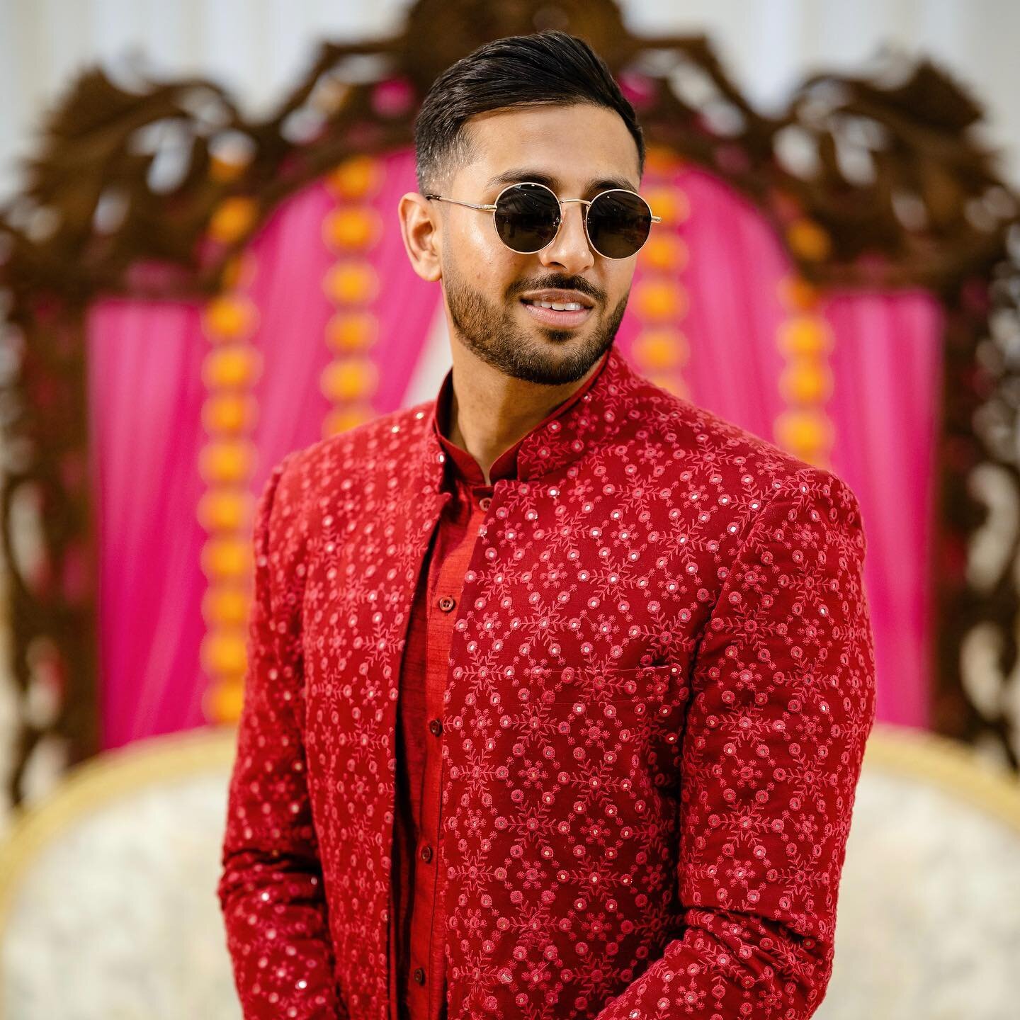 what. a. capture. by @meheershah 
we couldn&rsquo;t have captured these details better ourselves 😮&zwj;💨

Nish&rsquo;s open sherwani concept look has flooded our emails - the way the embroidery tesselates in an abstract floral pattern, and the mirr