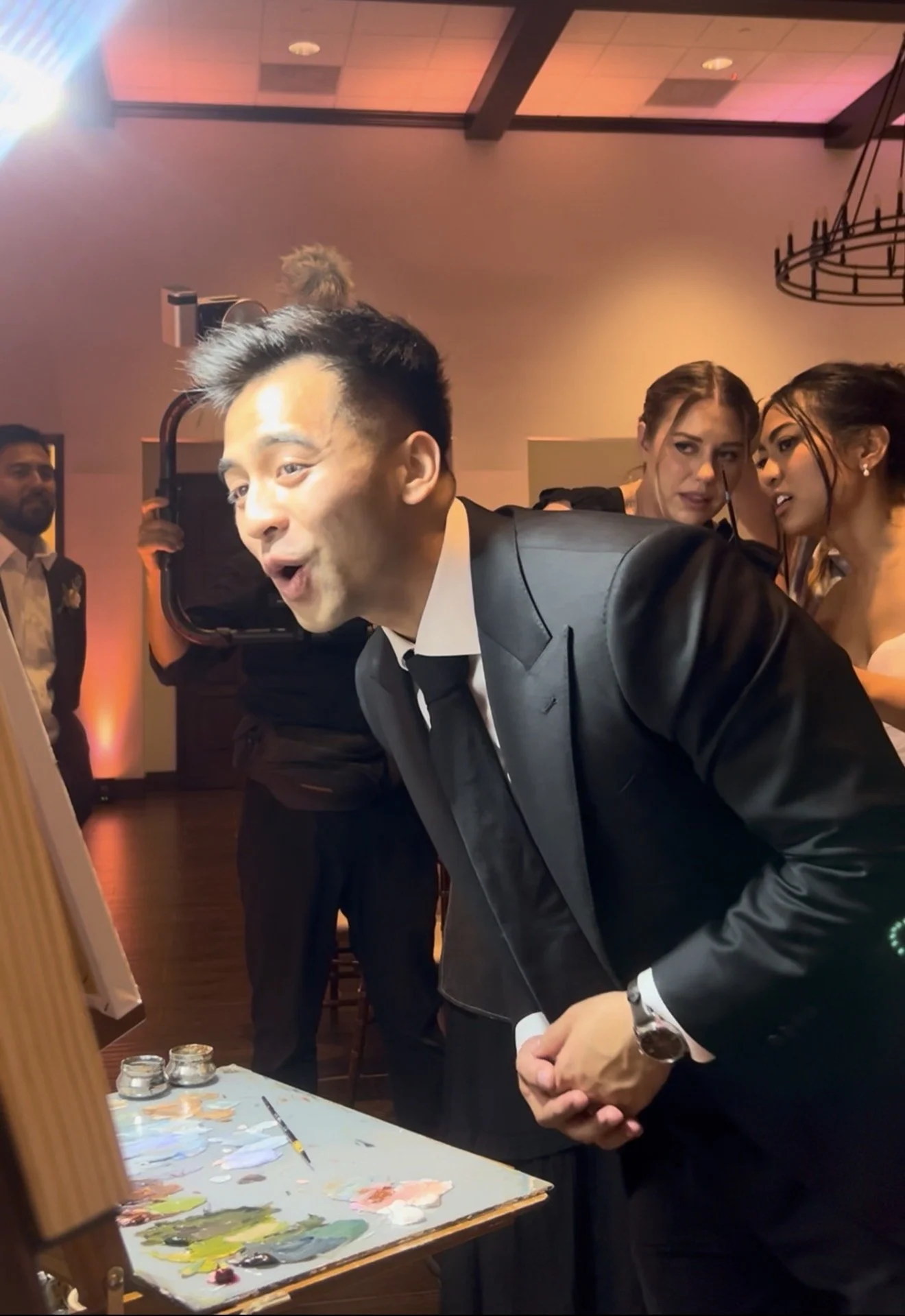 groom amazed by live wedding painting