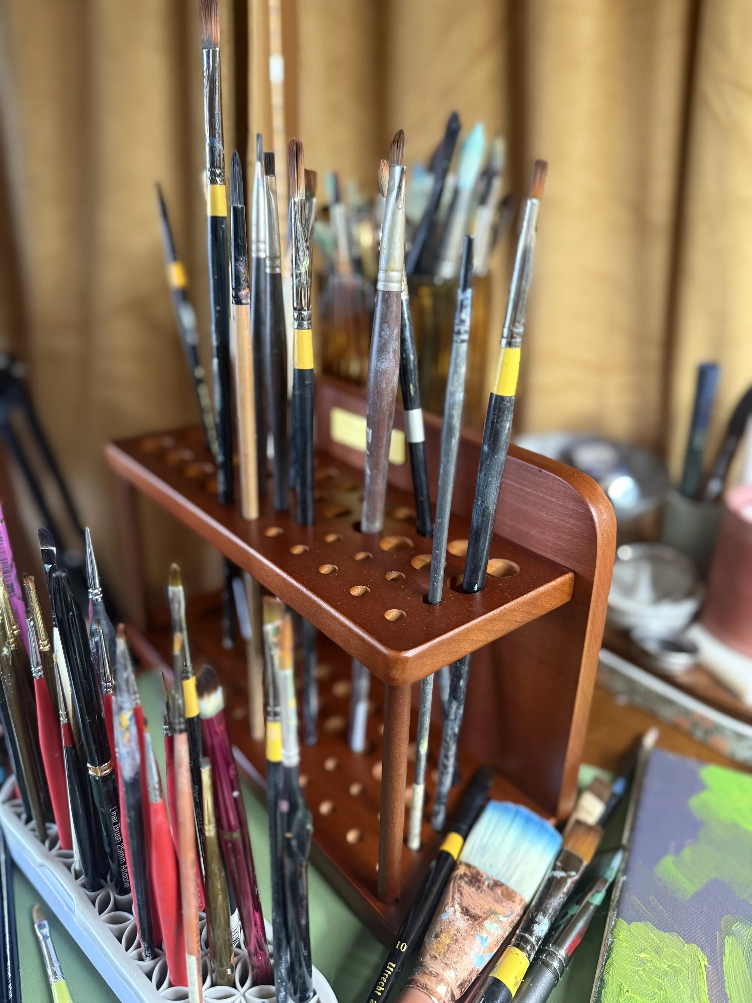 Live painter for wedding in california paint brushes