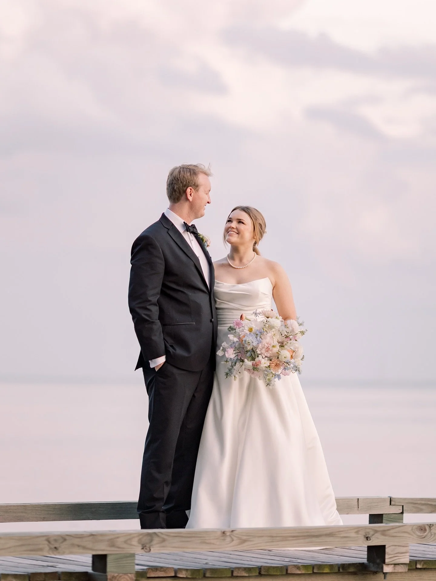 Swipe for the reactions of the bride and groom seeing their finished painting! My favorite moments of the night❤️

I don&rsquo;t often get to paint weddings by the water but when I do😍 oh it&rsquo;s absolute magic. Photos taken by the ever so talent