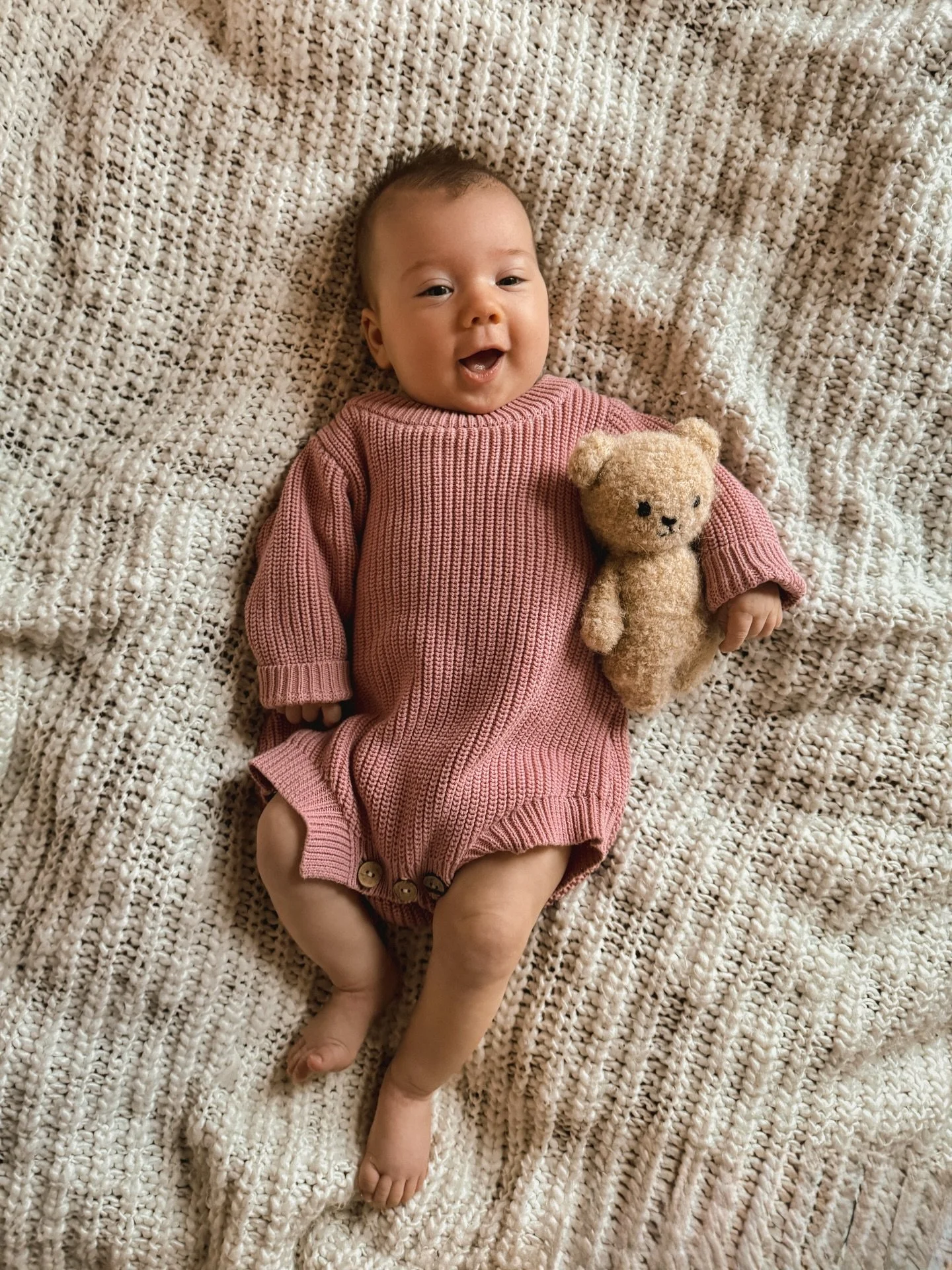 4 MONTHS! Holy cow😭❤️

Tbh felt like the longest month of my life with her weird sleep regressions BUT she made up for it with sooo many new things!
-so much personality and the best facial expressions
-finally got her to giggle for the first time a