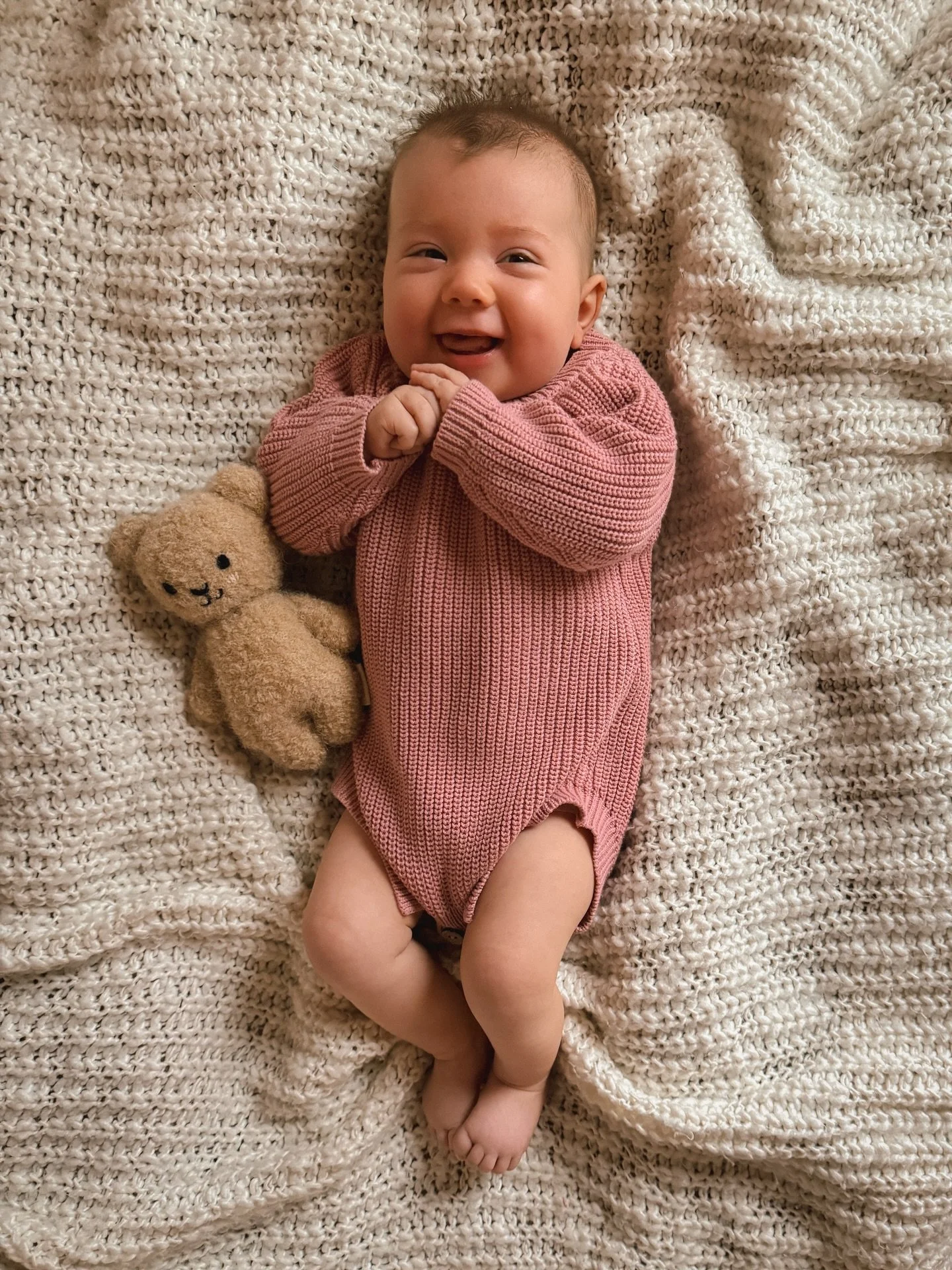 ✨5 MONTHS✨

Man what a fun time right now! She is so much more aware of everything and everyone around her, and the emotions and facial expression has expanded ten fold haha 

Some new thing we absolutely love right now 
-little smirk with the single