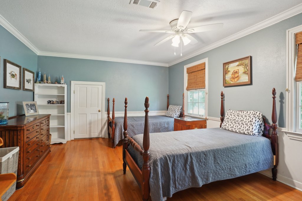 McNeely_RiverdaleDr_MLS-30.jpg